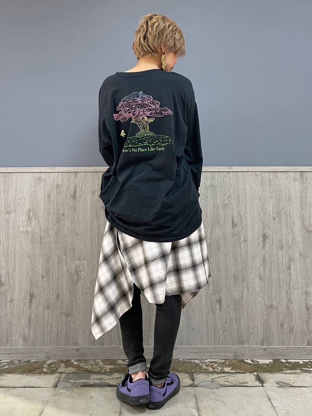 ブラック系のTシャツ/カットソー、ホワイト系のシャツ/ブラウス、ブラック系のデニムパンツを着用したレディースの春コーディネートの1枚目の写真