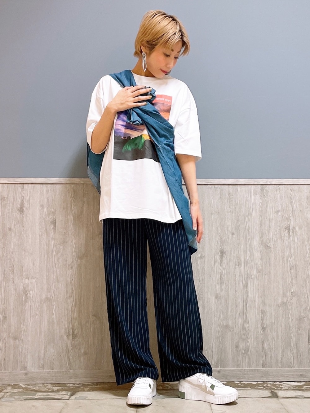 ホワイト系のTシャツ/カットソー、ブルー系のシャツ/ブラウス、ブルー系のその他パンツを着用したレディースの春コーディネートの1枚目の写真