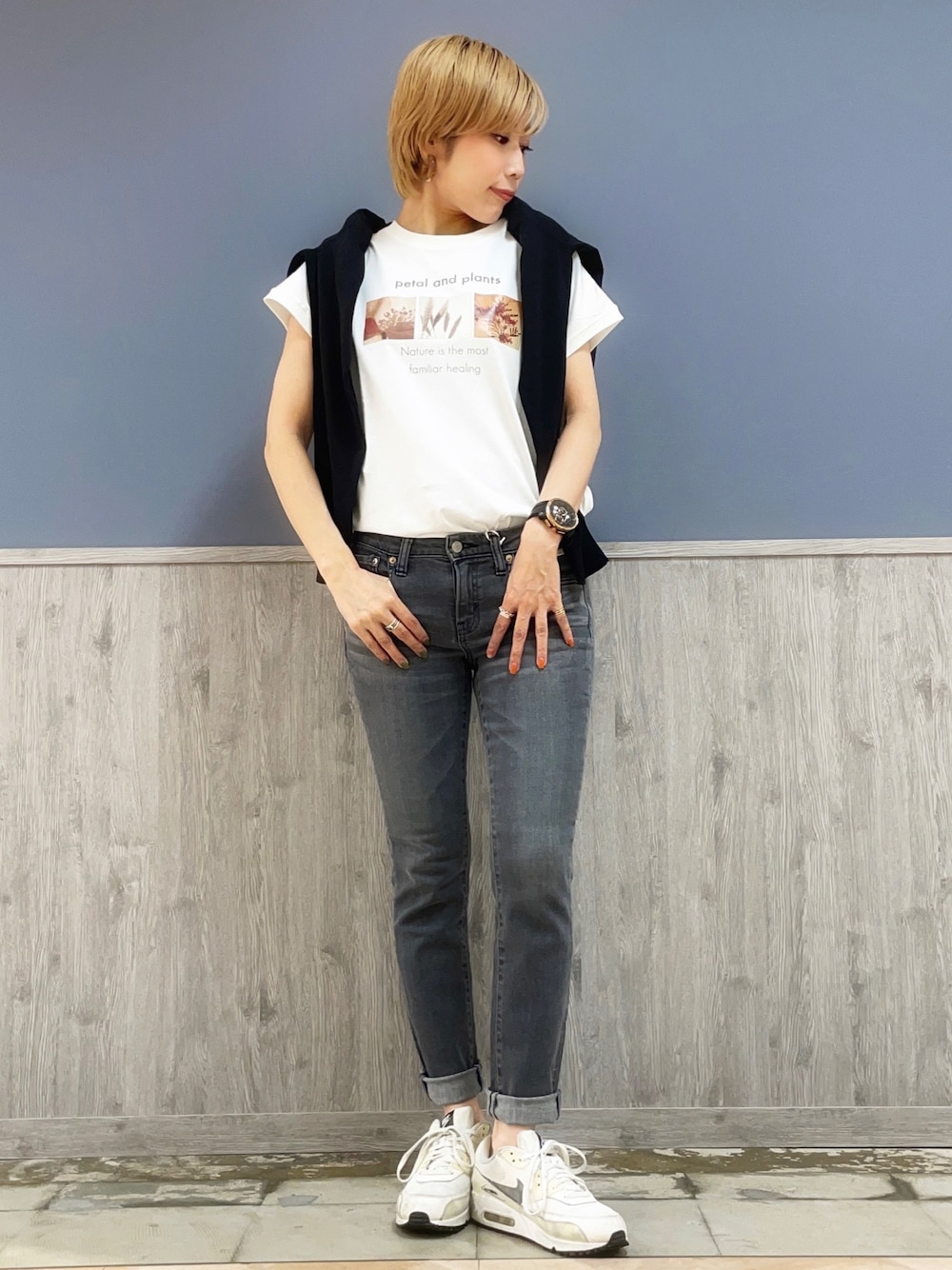 ホワイト系のTシャツ/カットソー、グレー系のデニムパンツ、ブラック系のトップスを着用したレディースの夏コーディネートの1枚目の写真