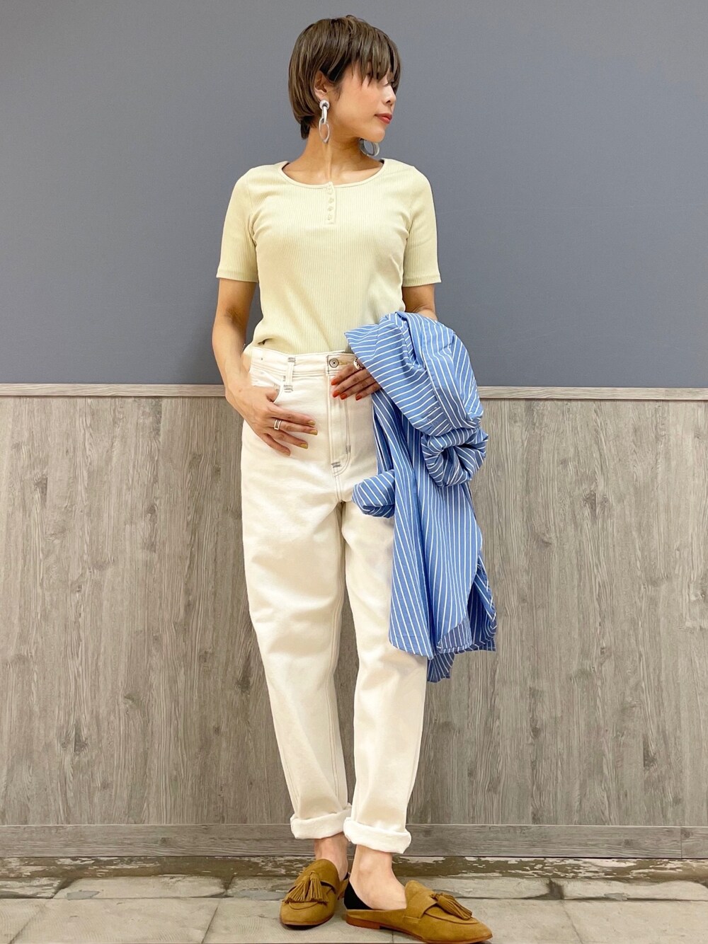 グリーン系のTシャツ/カットソー、ホワイト系のその他パンツ、ブルー系のトップスを着用したレディースの夏コーディネートの1枚目の写真