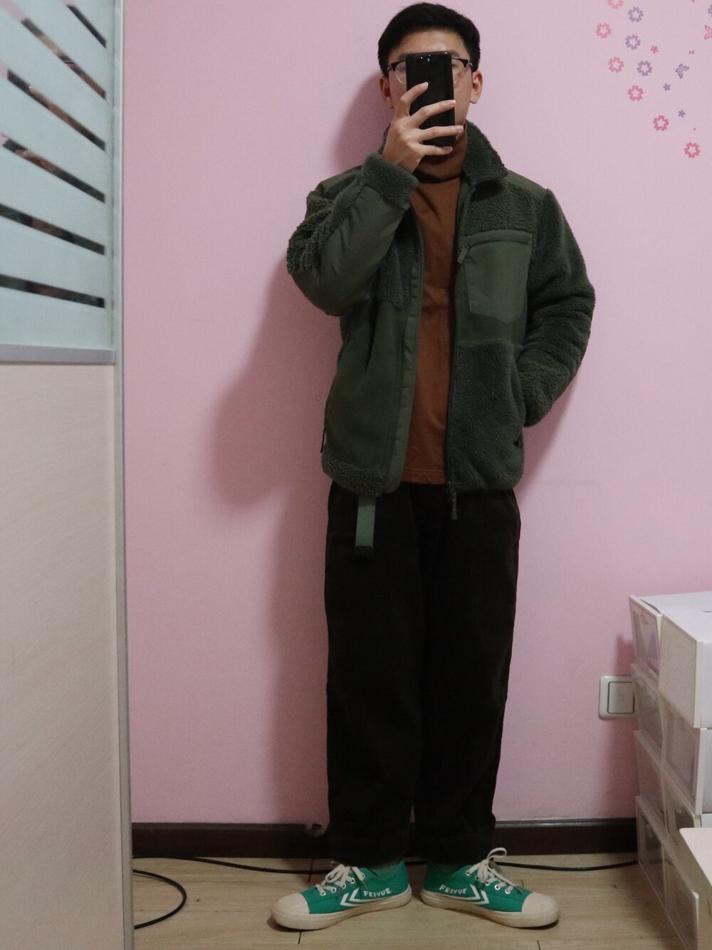 グリーン系のその他アウター、ブラウン系のTシャツ/カットソーを着用したメンズの冬コーディネートの1枚目の写真