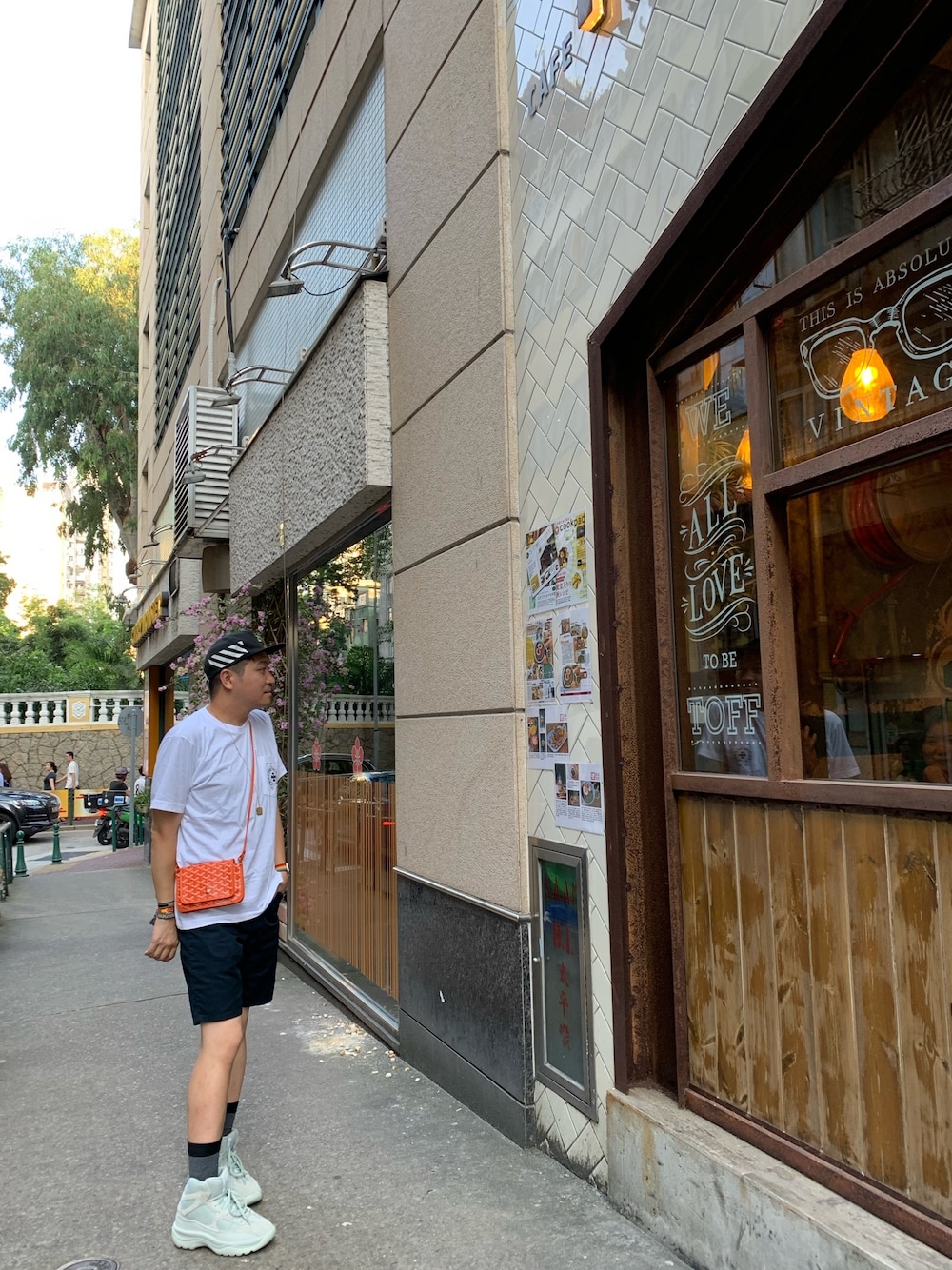 「HEA、enjoy life」｜「Yeezyのアイテム（スニーカー、グレー系）」を使った、Ka Leong Samuel Hoさん（メンズ・175cm）の夏コーディネートの1枚目の写真