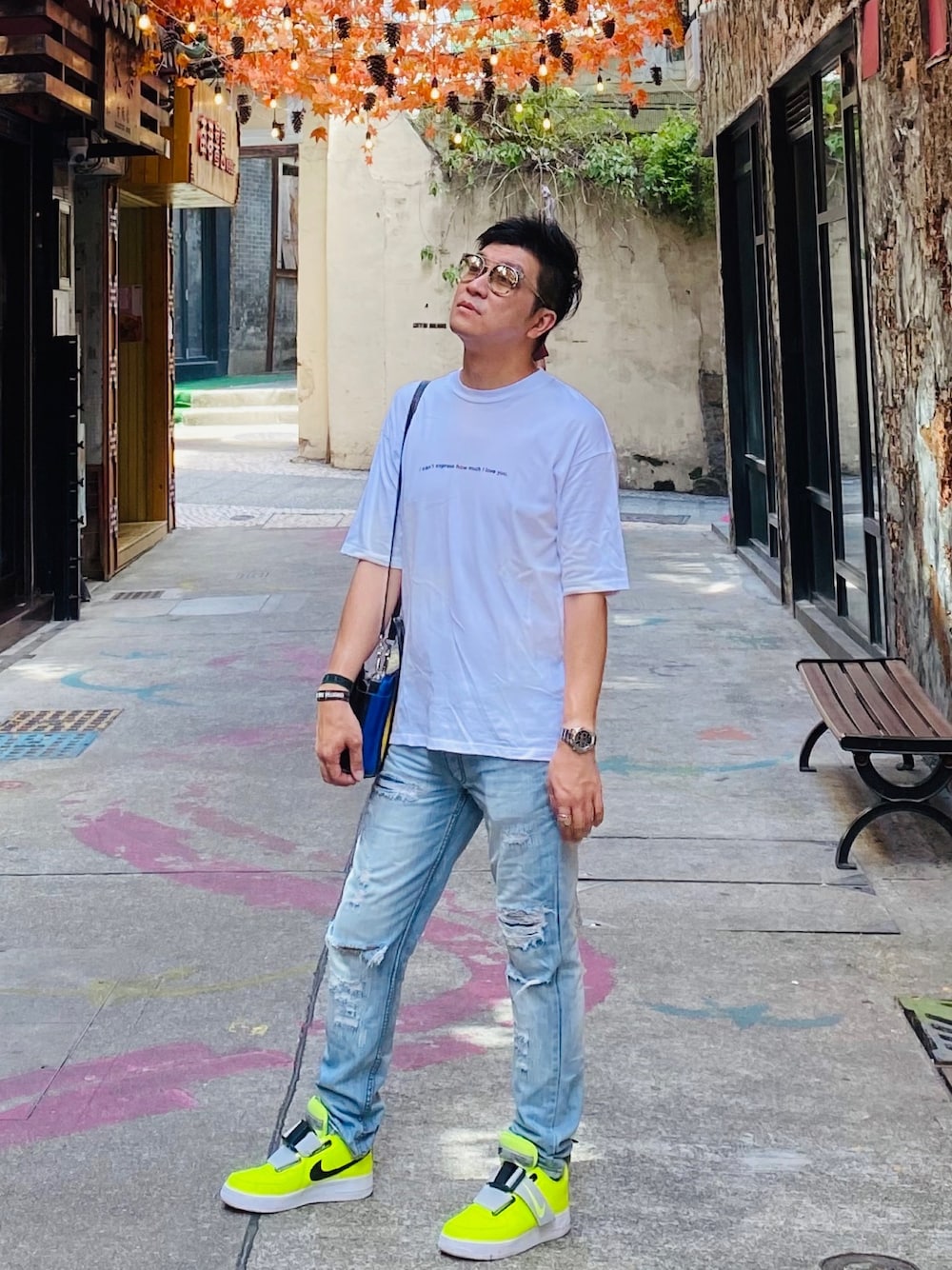 「CONVERSE TOKYOのアイテム（Tシャツ/カットソー、ホワイト系）」を使った、Ka Leong Samuel Hoさん（メンズ・175cm）の夏コーディネートの1枚目の写真