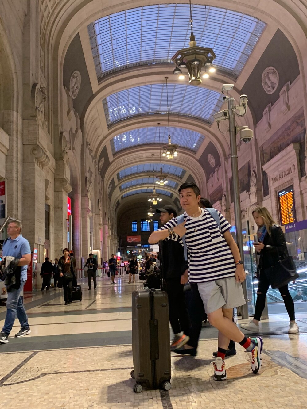 「UNIQLOのアイテム（Tシャツ/カットソー、ブルー系）」を使った、Ka Leong Samuel Hoさん（メンズ・175cm）の夏コーディネートの1枚目の写真