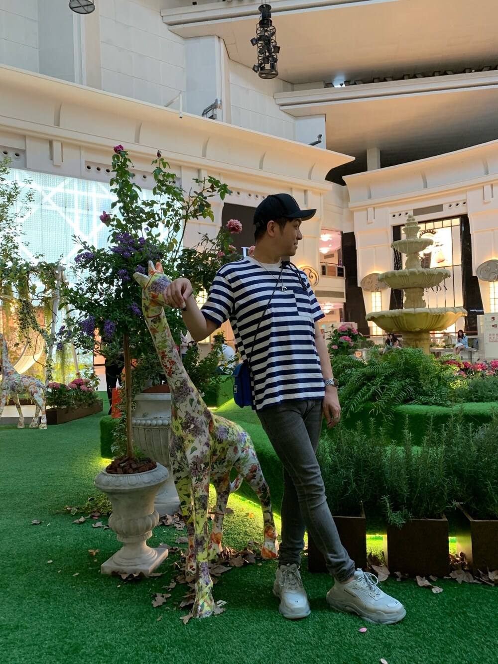 「UNIQLOのアイテム（Tシャツ/カットソー、ブルー系）」を使った、Ka Leong Samuel Hoさん（メンズ・175cm）の秋コーディネートの1枚目の写真
