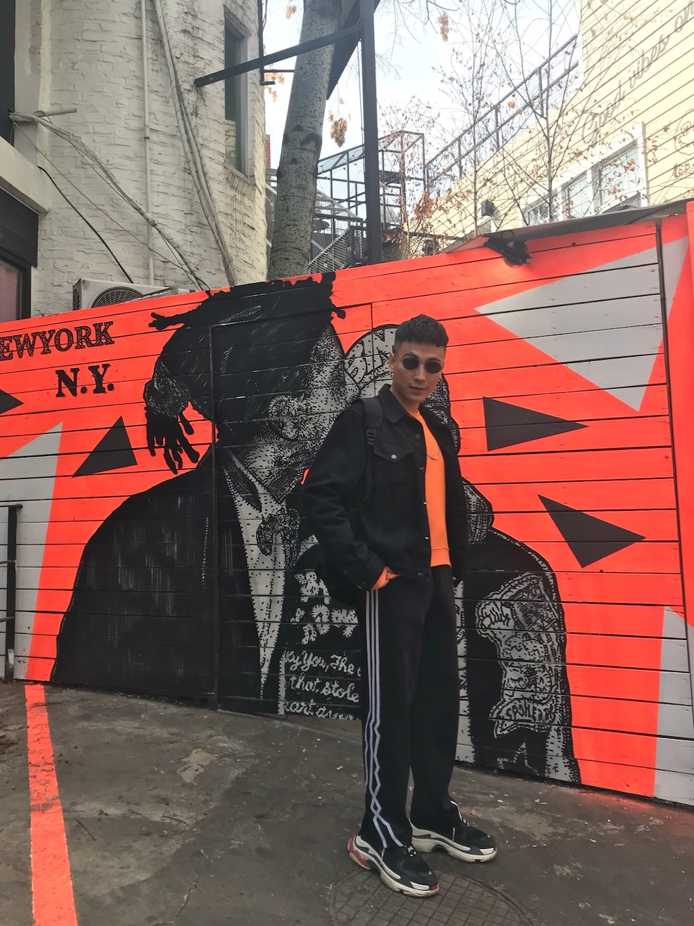 「Calvin Klein、Calvin Klein 205w39nyc、RAF SIMONS、BALENCIAGA、street、streetstyle、streetfashion、ootd」｜「BALENCIAGAのアイテム（スニーカー、ブラック系）」を使った、Chuckydogggさん（メンズ・173cm）の春コーディネートの1枚目の写真