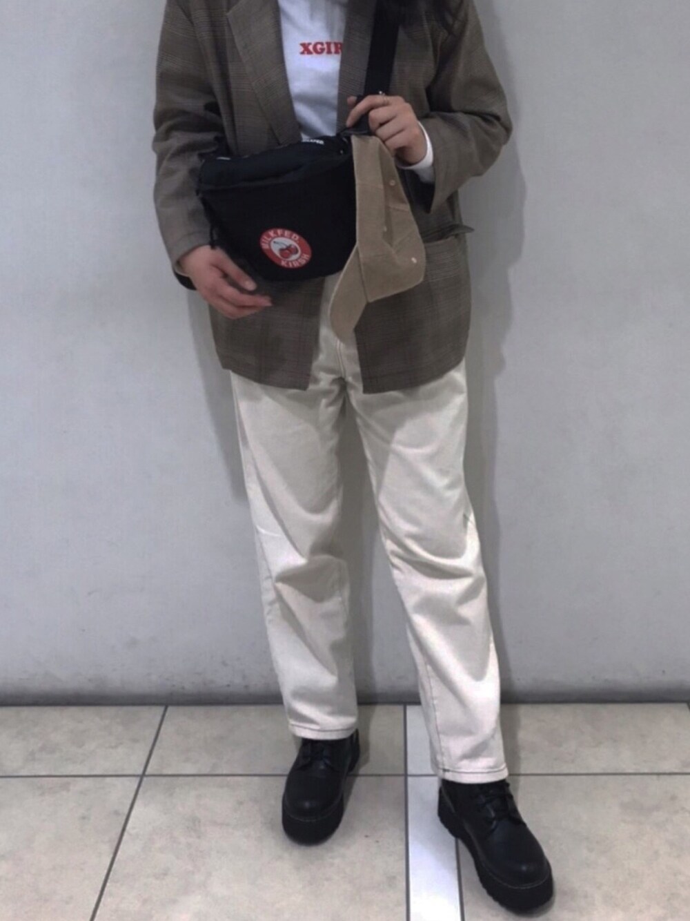「kirsh、チェック、パンツスタイル、茶色、韓国ファッション、韓国ストリート、韓国感出てる？、いいね、save、フォローお願いします🤑」｜「KIRSHのmilkfedとkirshのコラボ🥺可愛すぎた即買い‪‪❤︎‬（ボディバッグ/ウエストポーチ、ブラック系）」を使った、리노🌧さん（レディース・165cm）の冬コーディネートの1枚目の写真