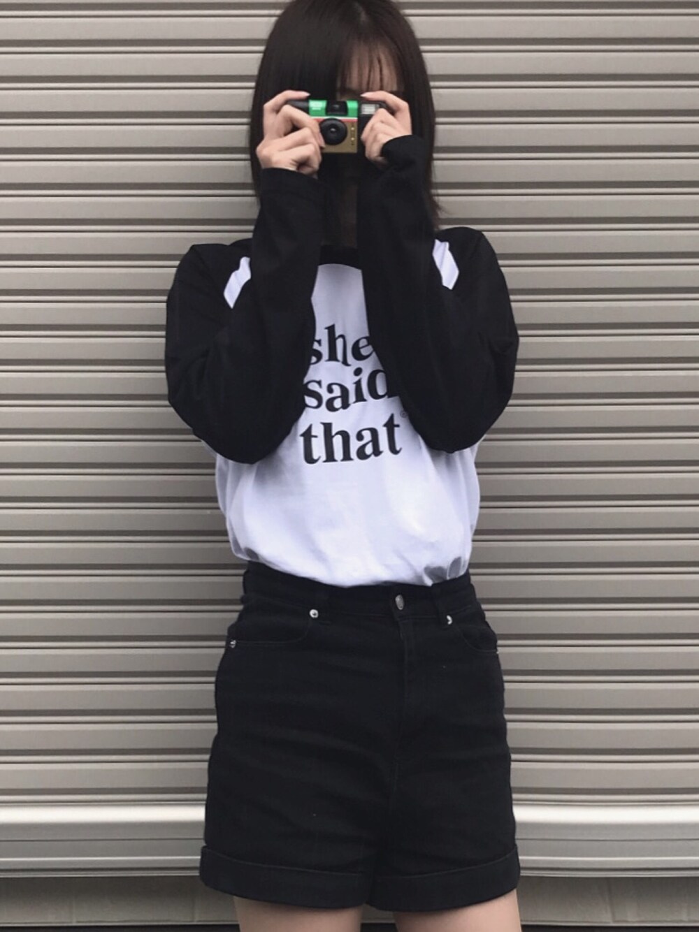 「shesaidthat、韓国ファッション、韓国ブランド、ストリート、ストリートMIX、モード、モードストリート、モノトーン、ハーフパンツ、パンツスタイル」｜「shesaidthatのアイテム（Tシャツ/カットソー、ホワイト系）」を使った、리노🌧さん（レディース・165cm）の春コーディネートの1枚目の写真