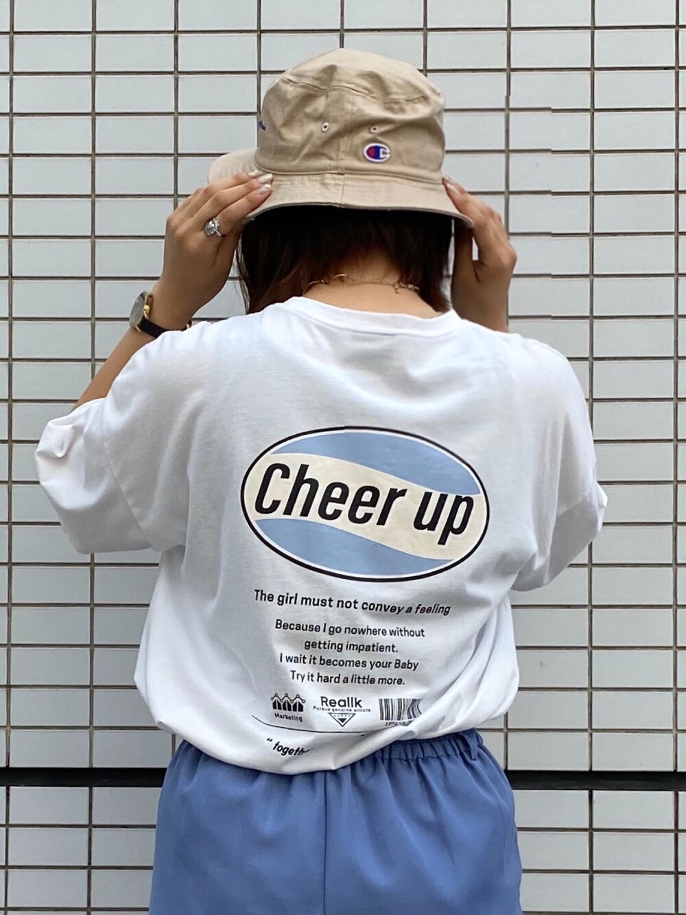 「韓国ファッション、ストリート、ストリートMIX、オトナカジュアル、カジュアルコーデ、バケットハット、ブルー、いいね、save、フォローお願いします🤑」｜「nemneのアイテム（Tシャツ/カットソー、ホワイト系）」を使った、리노🌧さん（レディース・165cm）の秋コーディネートの1枚目の写真