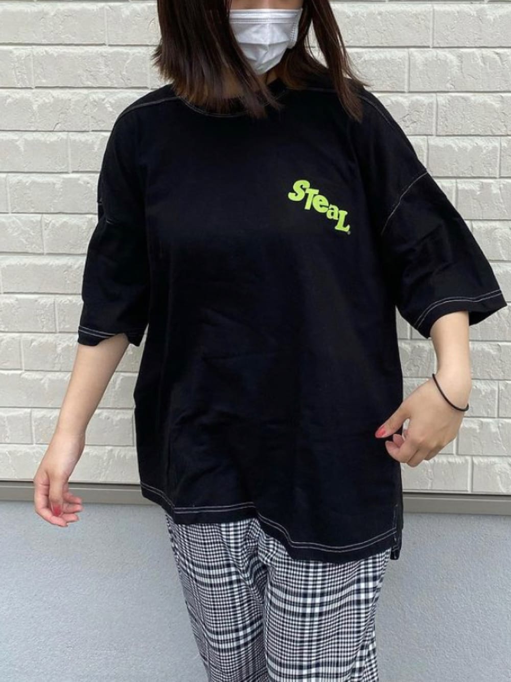 「stealmeaning、韓国ファッション、ストリート、ストリートMIX、ストリートコーデ、メンズライク」｜「STEAL MEANINGのアイテム（Tシャツ/カットソー、ブラック系）」を使った、리노🌧さん（レディース・165cm）の秋コーディネートの1枚目の写真