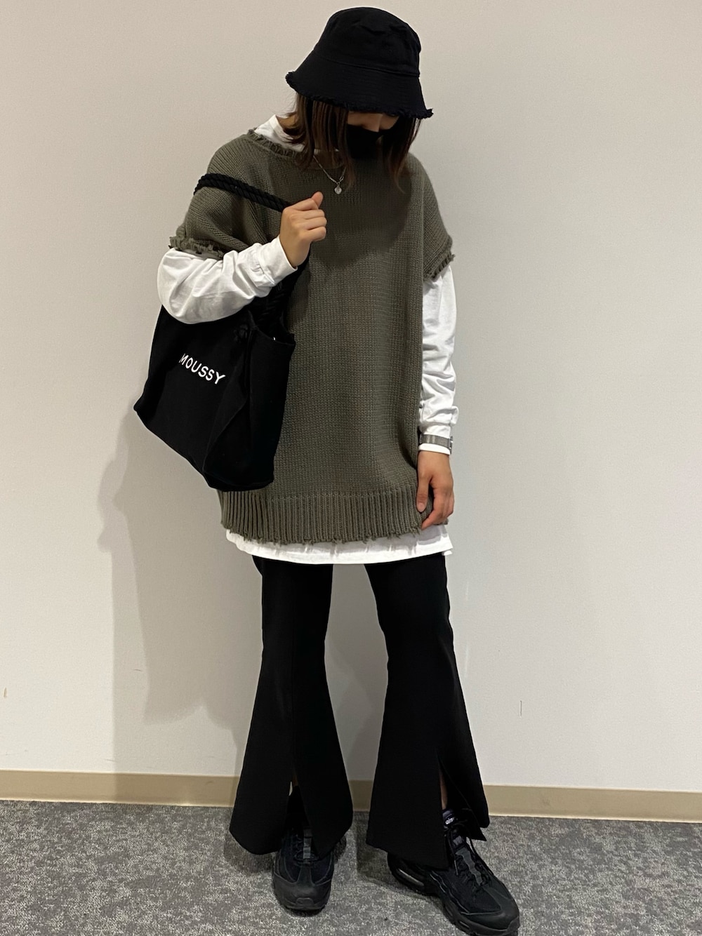 「ニットベスト、ニット、フレアパンツ、モノトーン、モノトーンコーデ、バケットハット、いいね、save、フォローお願いします🤑」｜「WHO'S WHO galleryのダメージマルチウェイニット（ニット/セーター、グレー系）」を使った、리노🌧さん（レディース・165cm）の秋コーディネートの1枚目の写真