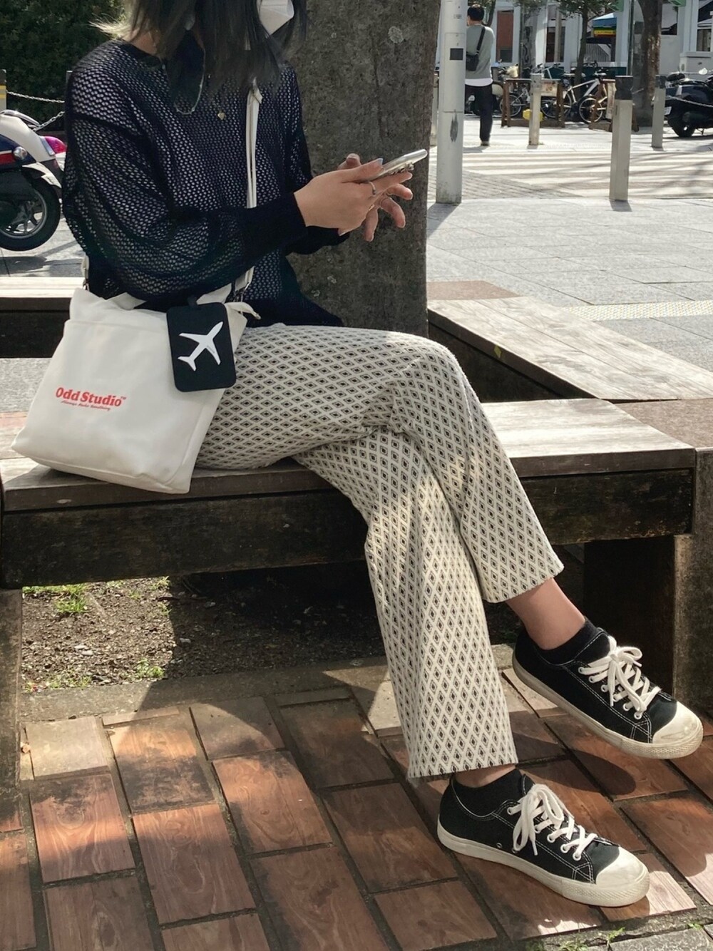 「シンプルコーデ、透け感、春コーデ、大人コーデ、カジュアル、オトナカジュアル、ボリューム袖」｜「ODDSTUDIOのアイテム（バッグ、ホワイト系）」を使った、리노🌧さん（レディース・165cm）の春コーディネートの1枚目の写真