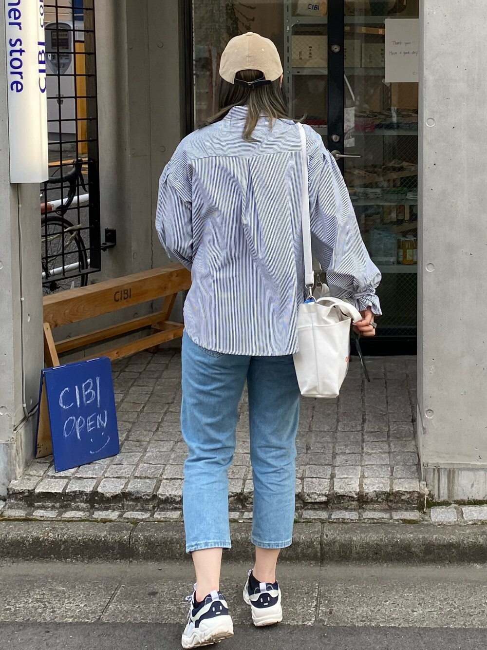 「シンプルコーデ、大人女子、カジュアルコーデ、春コーデ、ブラウス、ブラウス×デニム、デニム、デニムパンツ」｜「SONAのSONYUNARA(ソニョナラ)プラネットブラウス（シャツ/ブラウス、ブルー系）」を使った、리노🌧さん（レディース・165cm）の春コーディネートの1枚目の写真