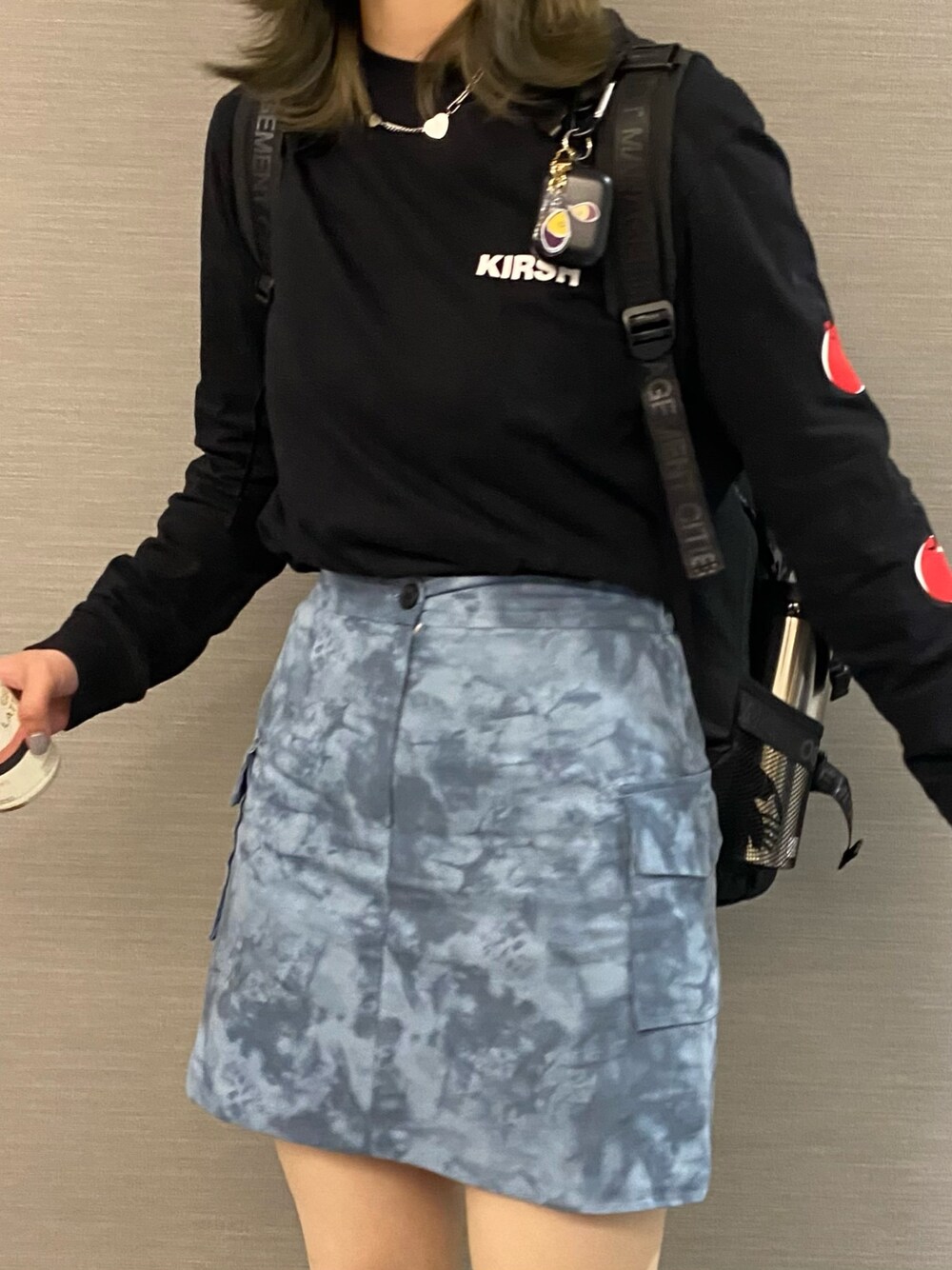 「韓国ファッション、ミニスカート、タイトスカート、ストリート」｜「KIRSHのMIDDLE CHERRY LONG SLEEVE T-SHIRTS/ミドルチェリースリーブロンT（Tシャツ/カットソー、ブラック系）」を使った、리노🌧さん（レディース・165cm）の春コーディネートの1枚目の写真