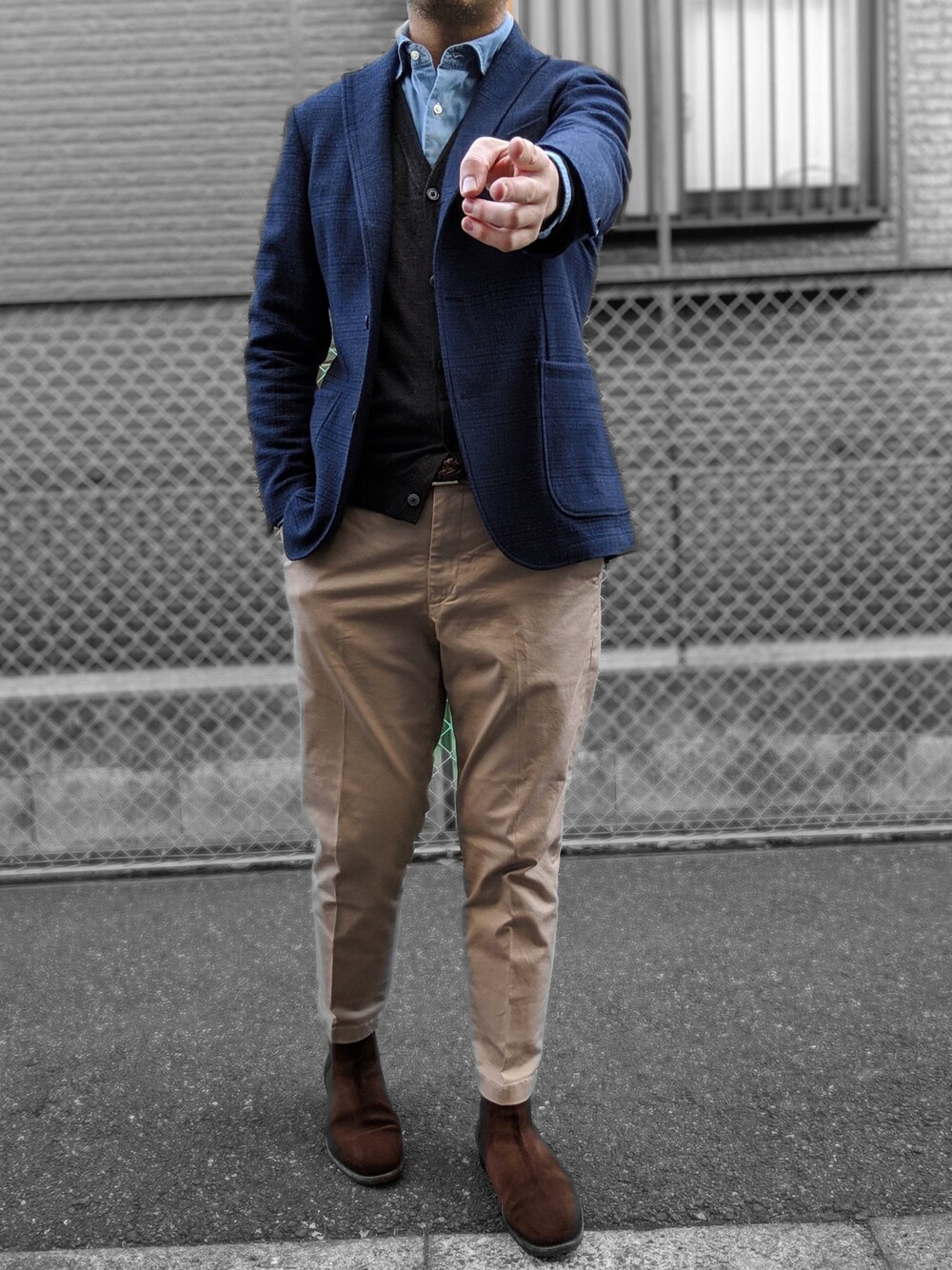 ベージュ系のチノパンツ、ブラウン系のブーツ、グレー系のニット/セーターを着用したメンズの冬コーディネートの1枚目の写真