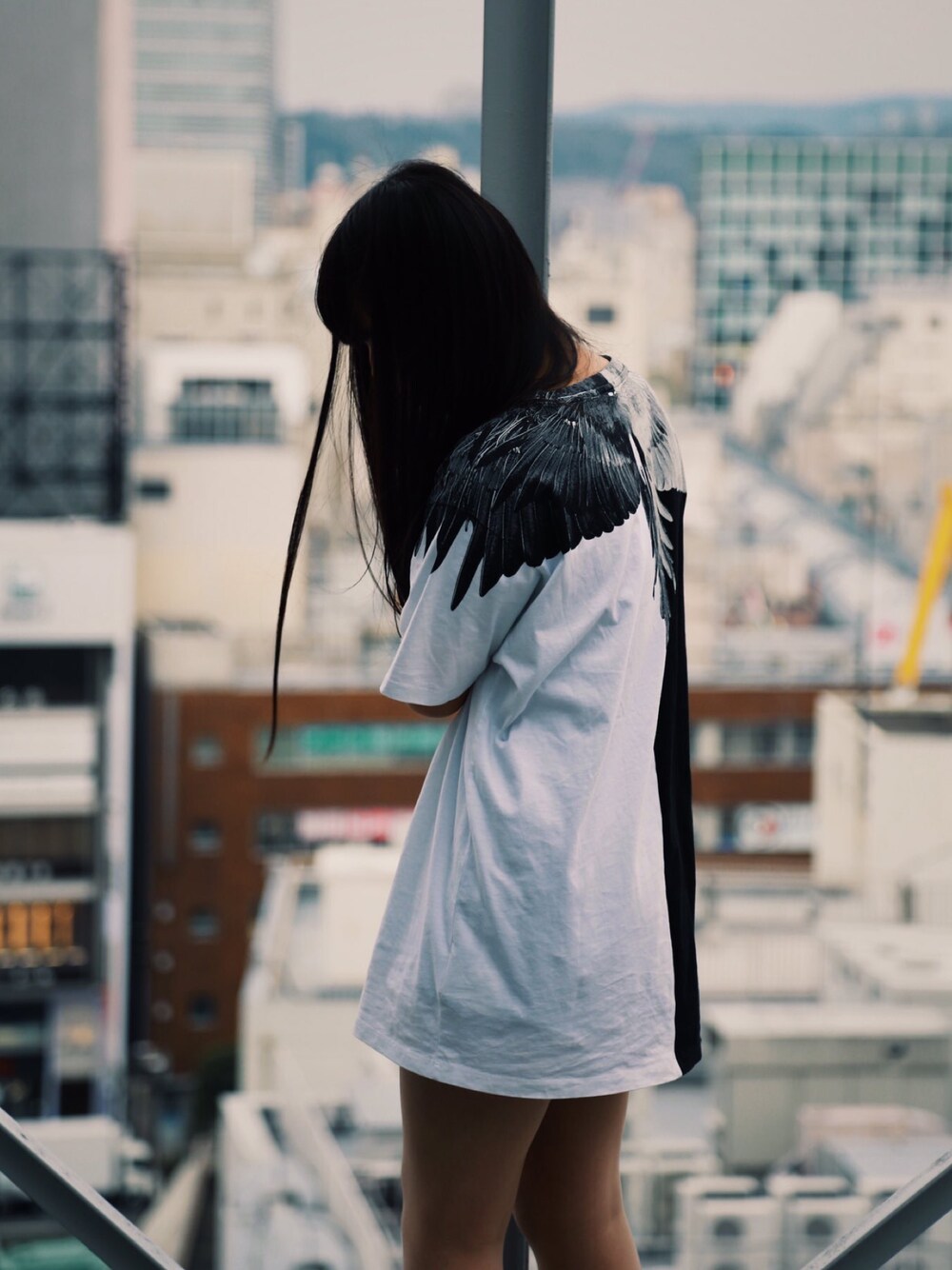 「MARCELO BURLON、marcelo、street、nubian、屋上、loft、マルセロバーロン、黒白」｜「MARCELO BURLONのアイテム（Tシャツ/カットソー、ホワイト系）」を使った、ぷっちょんさん（レディース・155cm）の春コーディネートの1枚目の写真
