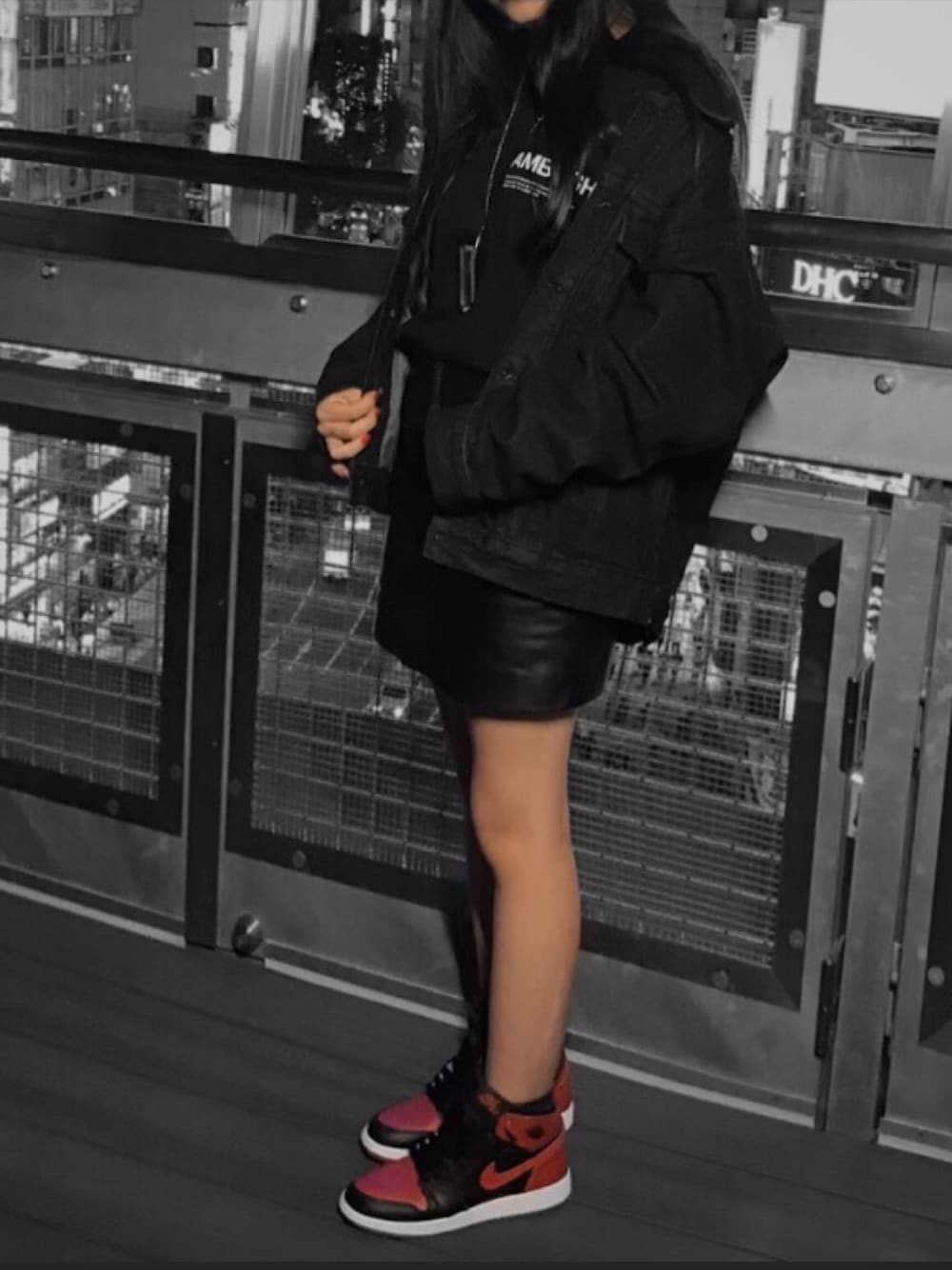 「シンプルコーデ、スニーカーコーデ、aj1、bred、street、ストリート、AMBUSH、デニムジャケット、ストリート服が好き、streetstyle」｜「AMBUSHのアイテム（Tシャツ/カットソー、ブラック系）」を使った、ぷっちょんさん（レディース・155cm）の秋コーディネートの1枚目の写真