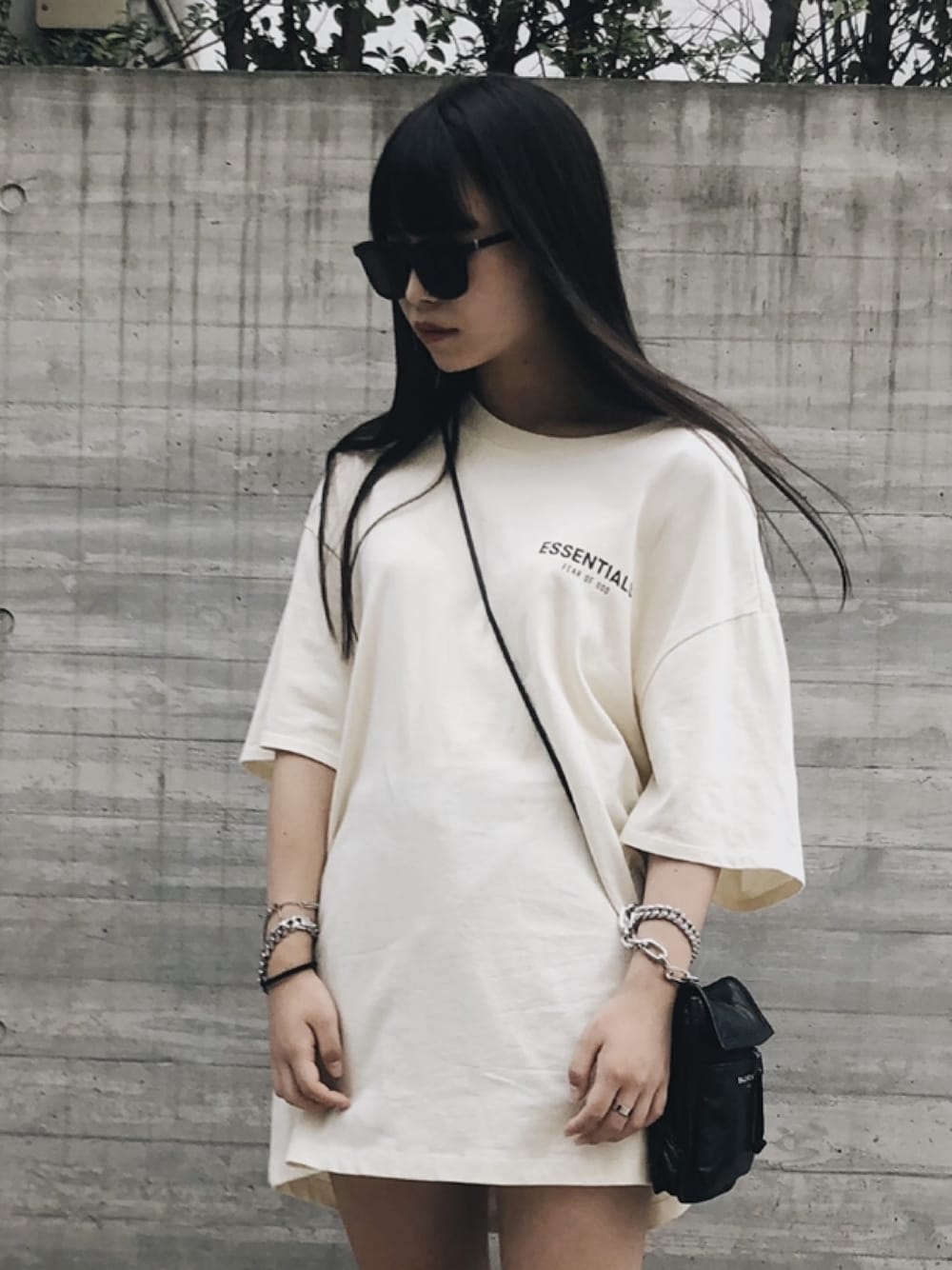 「休日コーデ、メンズライク、BALENCIAGA、versace、ESSENTIALS、fogEssentials、fear of god、street、サングラス、ストリート」｜「FOG ESSENTIALSのアイテム（Tシャツ/カットソー、ベージュ系）」を使った、ぷっちょんさん（レディース・155cm）の秋コーディネートの1枚目の写真