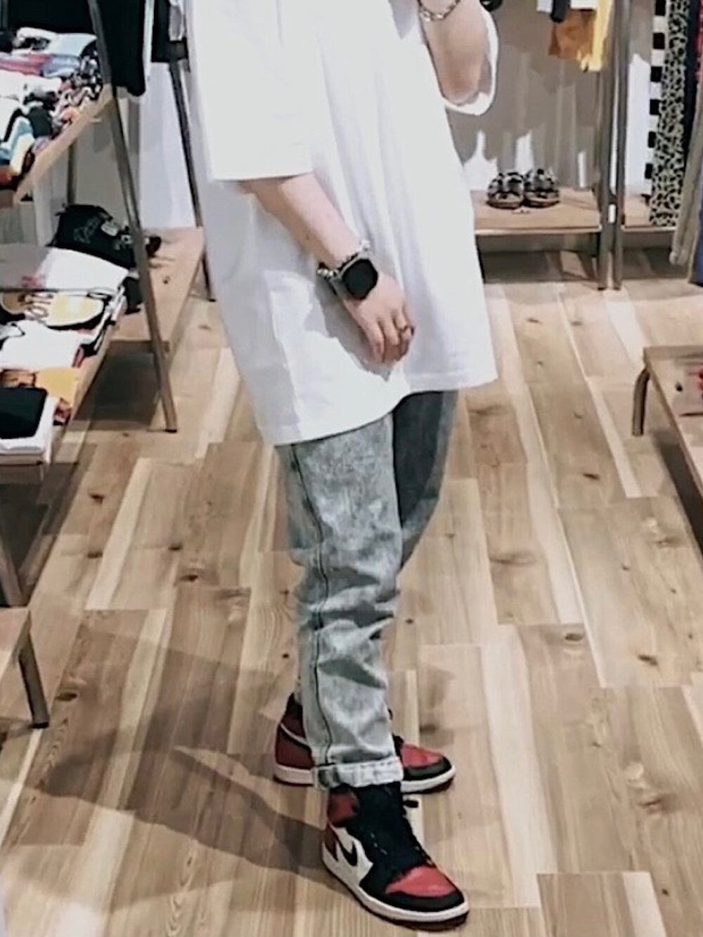「お洒落さんとつながりたい、NIKE、シンプルコーデ、Jordan、ストリート、street、streetstyle、白Tシャツ、デニムパンツ、低身長コーデ」｜「NIKEのアイテム（スニーカー、レッド系）」を使った、ぷっちょんさん（レディース・155cm）の春コーディネートの1枚目の写真