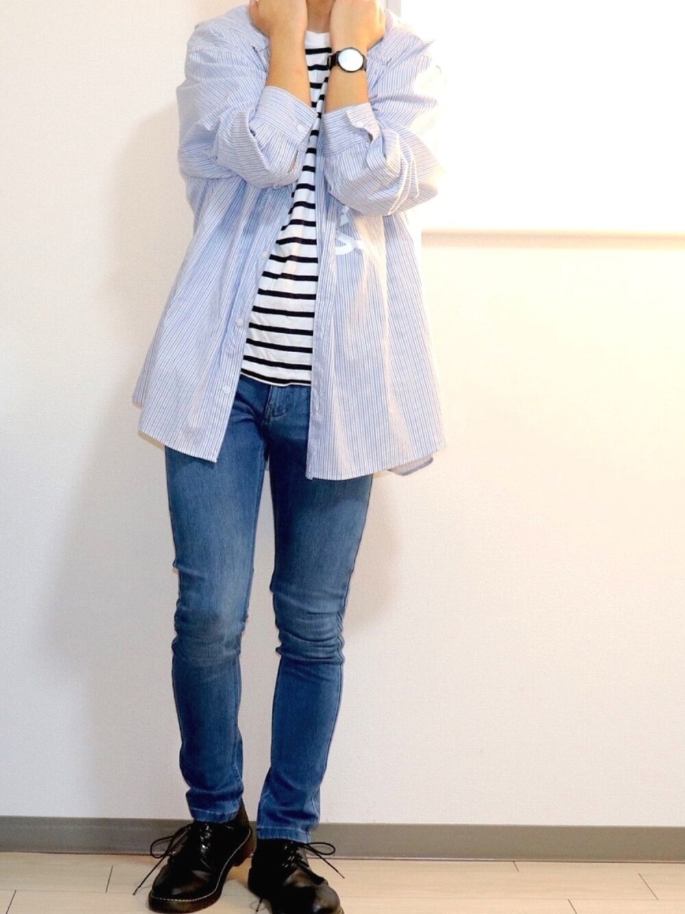 その他のシャツ/ブラウス、ブルー系のデニムパンツ、ホワイト系のTシャツ/カットソーを着用したメンズの夏コーディネートの1枚目の写真