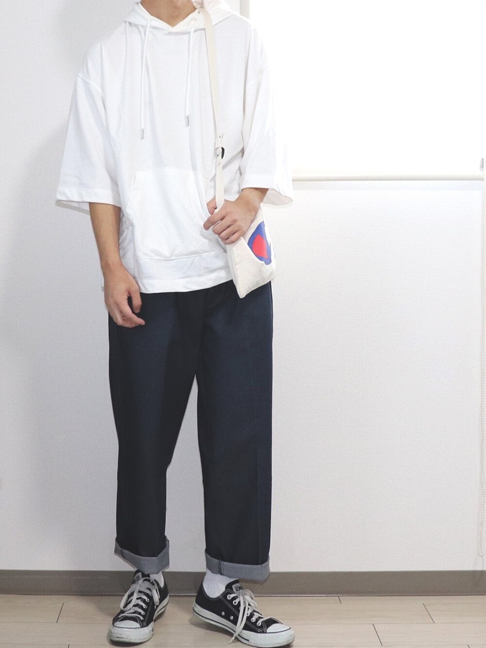 「パーカー、デニムパンツ、カジュアル、秋パーカー、清潔感、落ち着いた雰囲気を、秋到来、通学コーデ」｜「WEGOのWEGO/ミニ裏毛ビッグシルエット7分袖無地プルパーカー（パーカー、ホワイト系）」を使った、やんやんさん（メンズ・167cm）の夏コーディネートの1枚目の写真