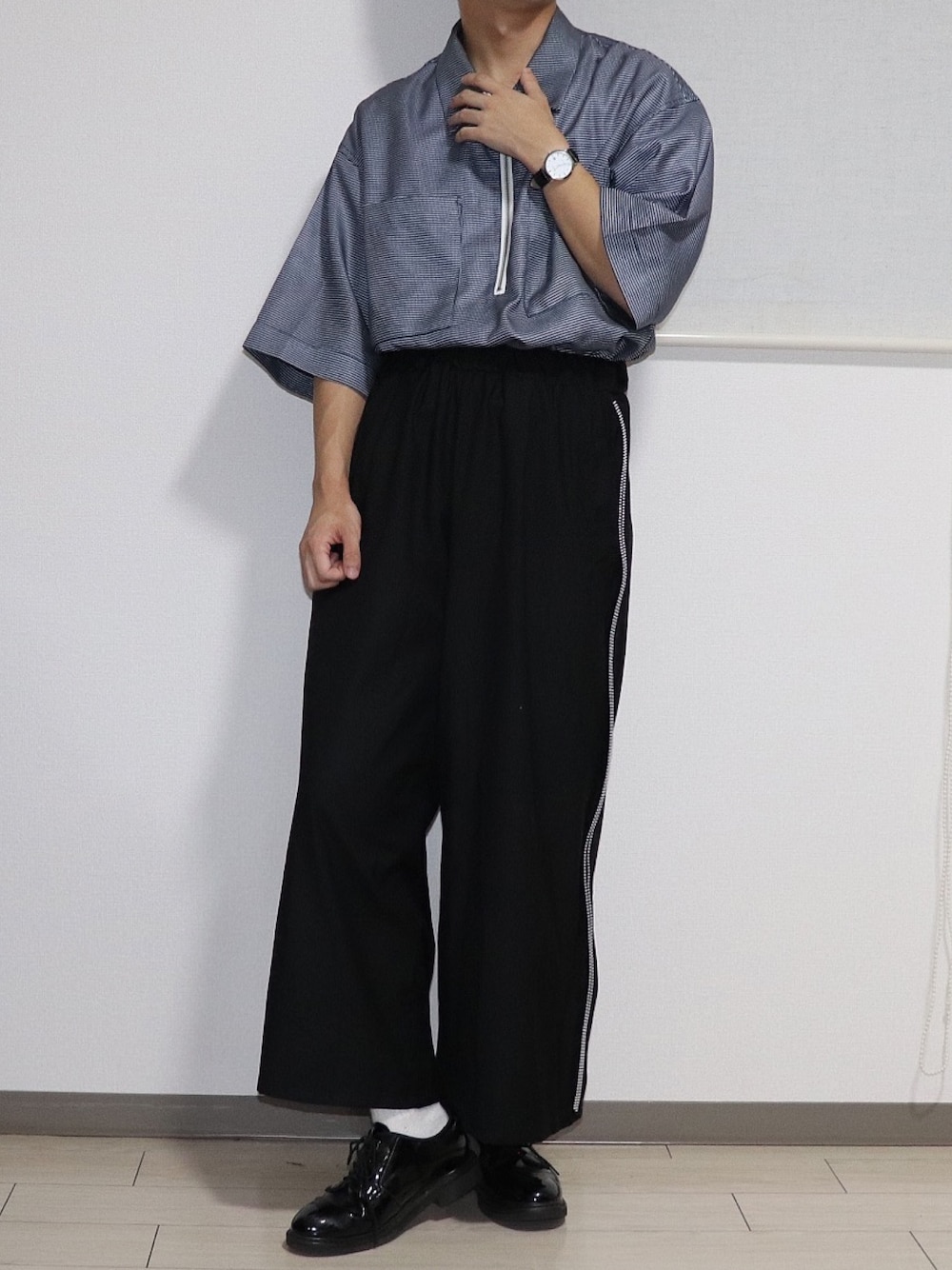 「秋コーデ、タックイン、ハーフジップ、ワイドパンツ、あしなが効果、グレーブルー、ダークブルー」｜「coenのドロップショルダーハーフジップシャツ（シャツ/ブラウス、ブルー系）」を使った、やんやんさん（メンズ・167cm）の秋コーディネートの1枚目の写真