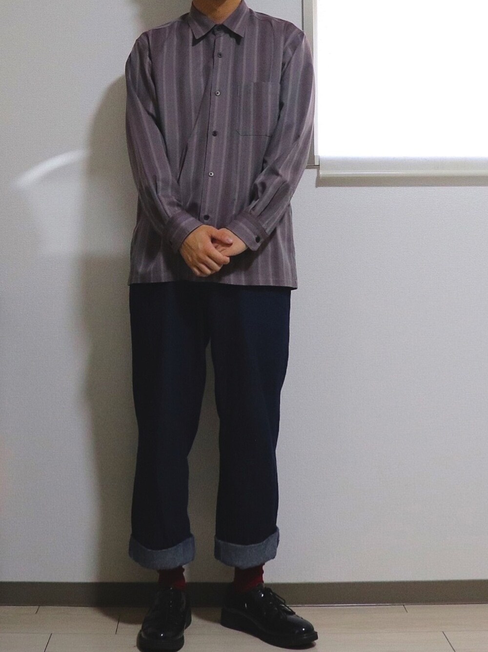 「ワインレッド、赤シャツ、ダークカラー、ワイドパンツ、おしゃれさんと繋がりたい、個性派」｜「WEGOのWEGO/ワイドデニムパンツ（デニムパンツ、ブルー系）」を使った、やんやんさん（メンズ・167cm）の秋コーディネートの1枚目の写真