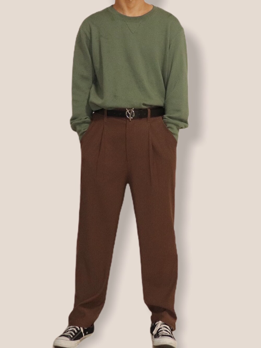 グリーン系のパーカー、ブラウン系のその他パンツ、ブラック系のスニーカーを着用したメンズの春コーディネートの1枚目の写真