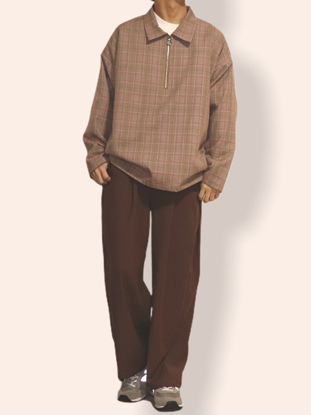 ブラウン系のパーカー、ブラウン系のその他パンツ、グレー系のスニーカーを着用したメンズの春コーディネートの1枚目の写真