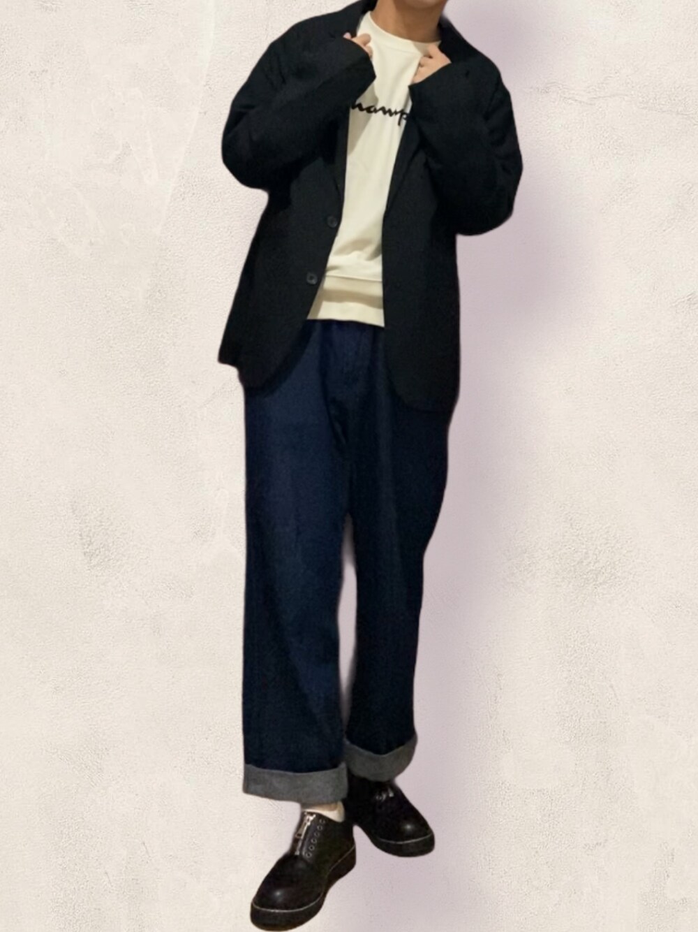 「お洒落さんとつながりたい、秋のコーデ、ワイドパンツ、きれいめカジュアル、ロンT、リラックススタイル、ビックシルエット」｜「ASTRONOMYのポリトロリラックスアーバンフィットテーラード＆テーパードパンツ セットアップ（テーラードジャケット、ブラック系）」を使った、やんやんさん（メンズ・168cm）の秋コーディネートの1枚目の写真