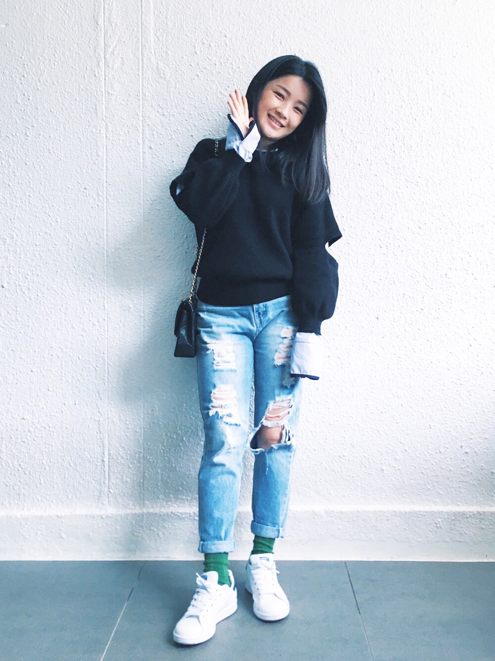 「スニーカー、冬、休日スタイル、STYLE、fashion、ootd、outfit、casual、denim」｜「CHANELのアイテム（ハンドバッグ、ブラック系）」を使った、Yulian Cさん（レディース・153cm）の冬コーディネートの1枚目の写真