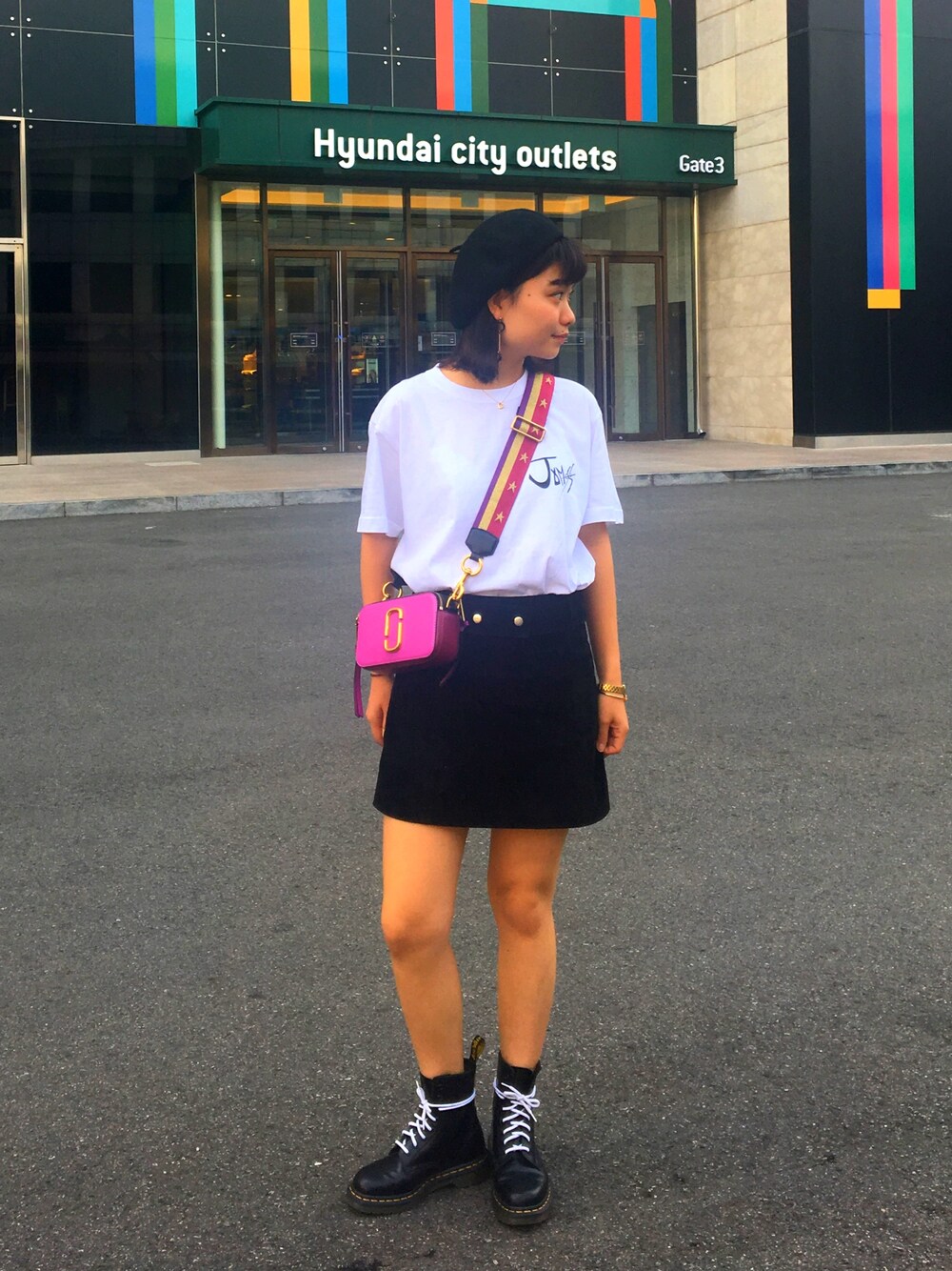 「jamesie、ZARA、Dr.Martens、MARC JACOBS、モノトーンコーデ、秋コーデ、ベレー帽」｜「ZARAのアイテム（スカート、ブラック系）」を使った、Kaorukoさん（レディース・162cm）の秋コーディネートの1枚目の写真