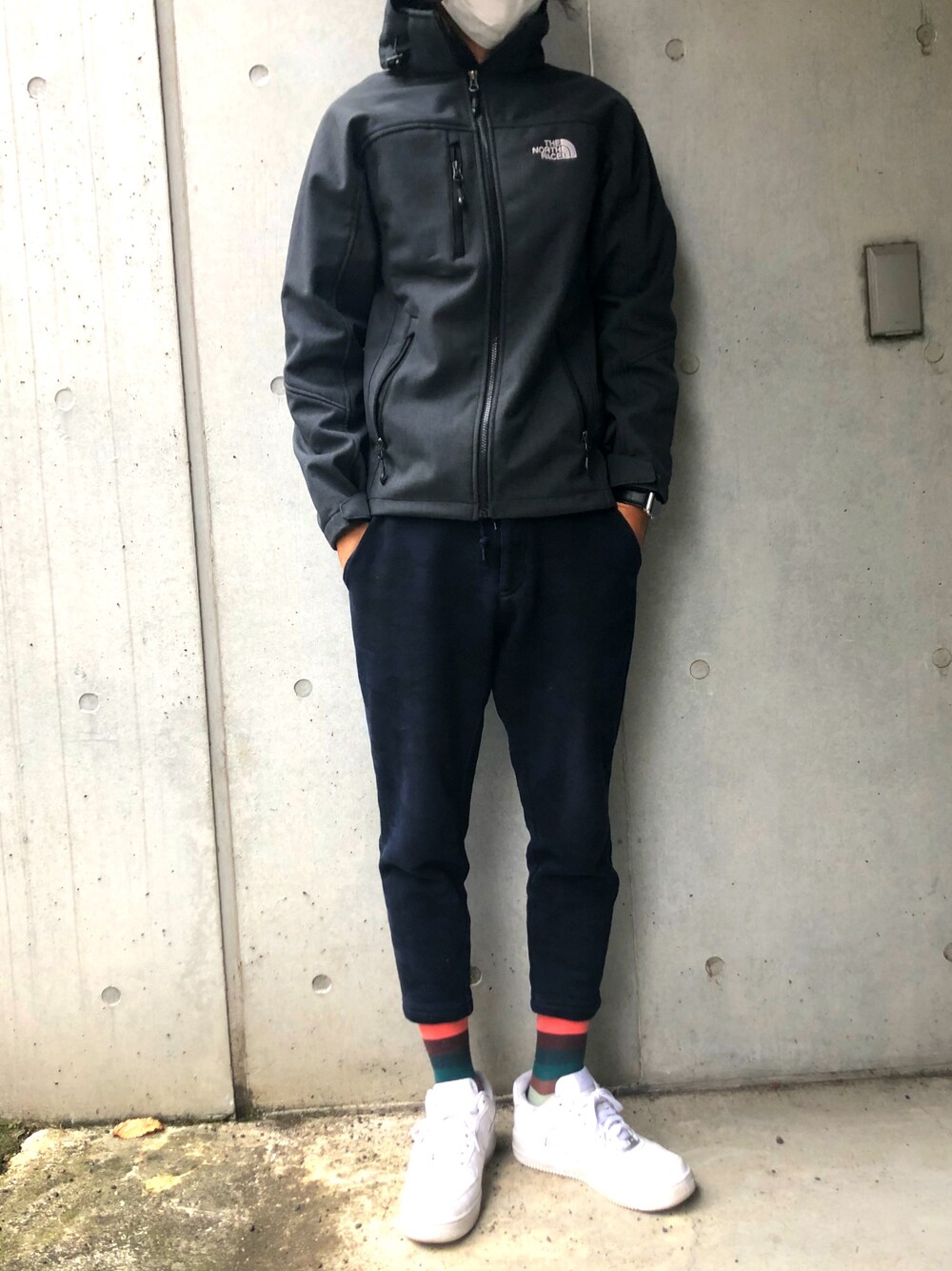 「シンプルコーデ、カジュアルコーデ、秋のコーデ、おしゃれさんと繋がりたい、NIKE、マウンテンパーカー、THE NORTH FACE」｜「THE NORTH FACEのアイテム（マウンテンパーカー、グレー系）」を使った、あだむさん（メンズ・171cm）の秋コーディネートの1枚目の写真