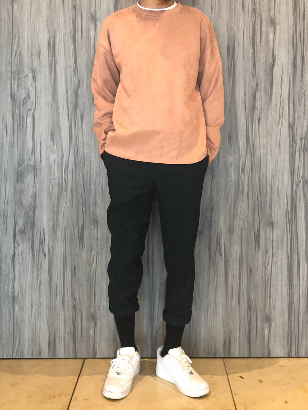 「プチプラ、スウェード、ユニクロ、アンクルパンツ、UNIQLO アンクルパンツ、UNIQLO、ジャーナルスタンダード、シロスニーカー、素材感◎」｜「JOURNAL STANDARDのアイテム（スウェット、ピンク系）」を使った、あだむさん（メンズ・171cm）の冬コーディネートの1枚目の写真