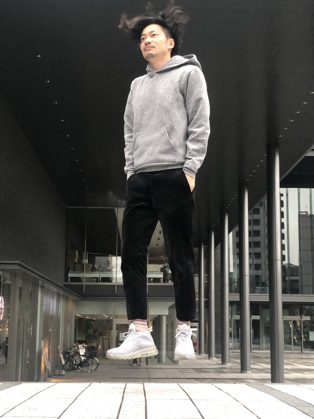 「パーカー グレー、エアーMAX、ハイテクスニーカー、シンプルコーデ、NIKE AIR MAX、プチプラ、アメアパ、秋冬」｜「American Apparelのアイテム（パーカー、グレー系）」を使った、あだむさん（メンズ・171cm）の冬コーディネートの1枚目の写真