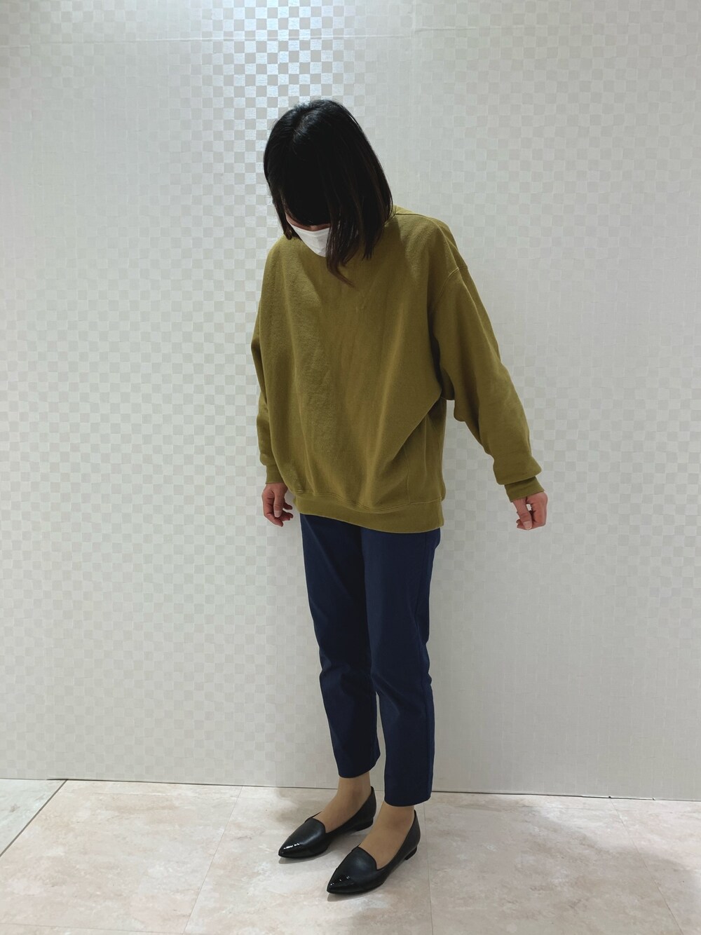 ブラック系のパンプスを着用したレディースの冬コーディネートの1枚目の写真