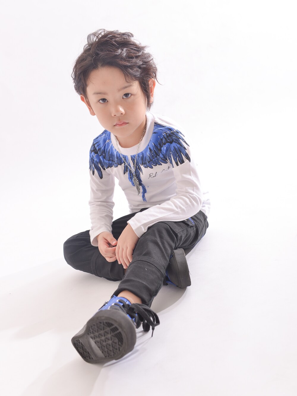「RADCUSTOM」｜「RAD CUSTOMのRAD CUSTOM/天竺羽プリント長袖Ｔシャツ（Tシャツ/カットソー、ブラック系）」を使った、巧さん（キッズ・110cm）の秋コーディネートの1枚目の写真