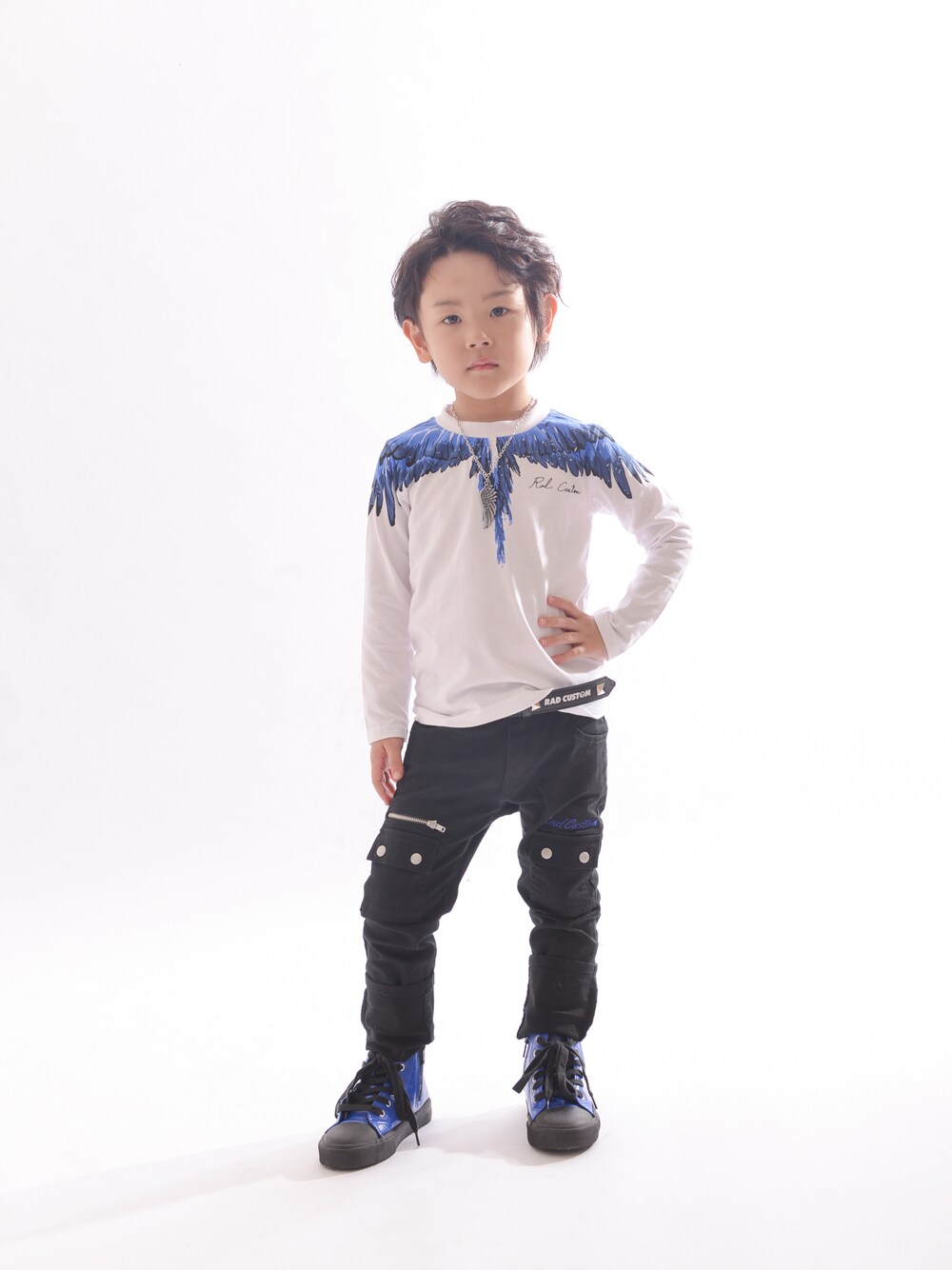 「RADCUSTOM、ラッドカスタム」｜「RAD CUSTOMのRAD CUSTOM/ストレッチツイルサイドポケットスキニーパンツ（その他パンツ、ブラック系）」を使った、巧さん（キッズ・110cm）の秋コーディネートの1枚目の写真