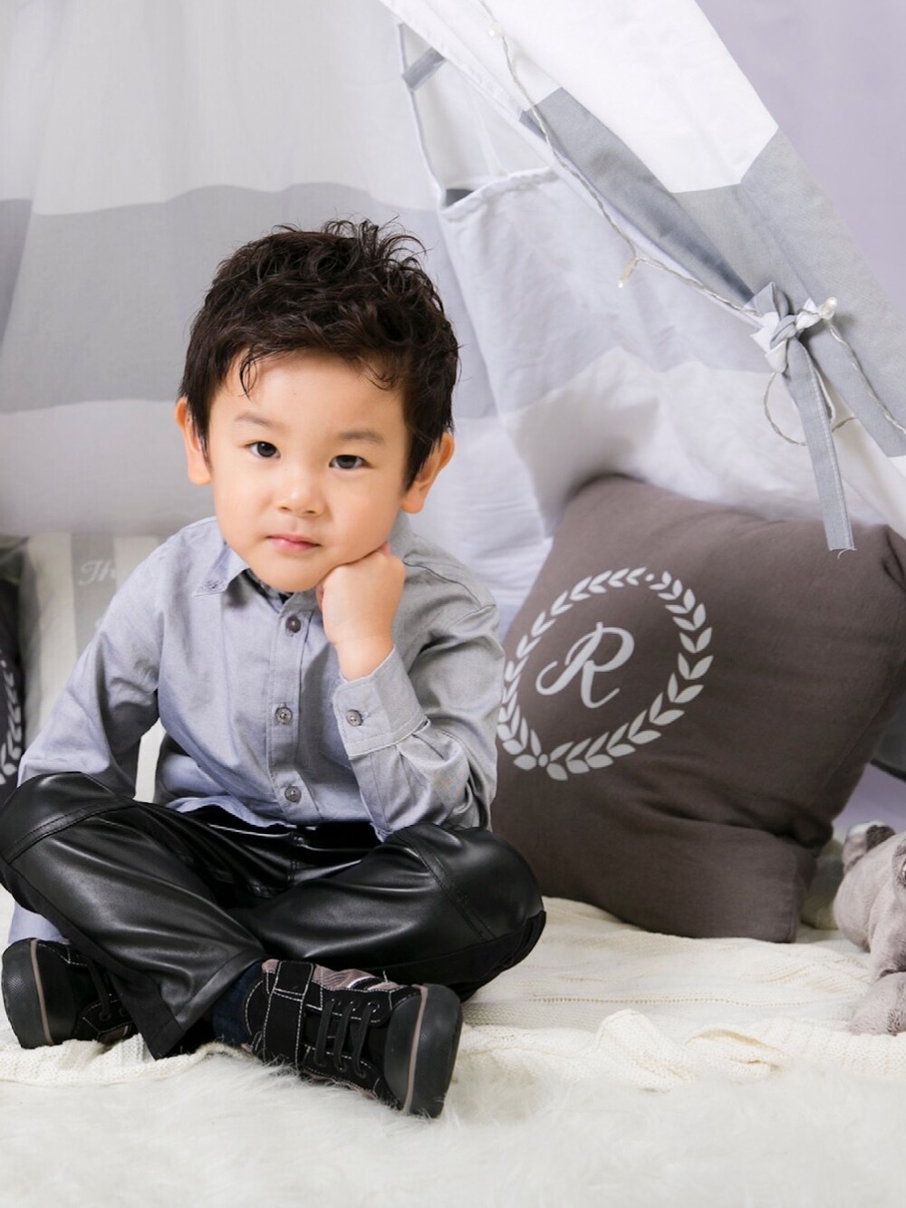 「シャツ、LEE、シャツスタイル、WASK、Lee kids、コムサイズム」｜「COMME CA ISMの【Como掲載】ボタンダウンシャツ(100cm～130cm)（シャツ/ブラウス、ブラック系）」を使った、巧さん（キッズ・100cm）の秋コーディネートの1枚目の写真