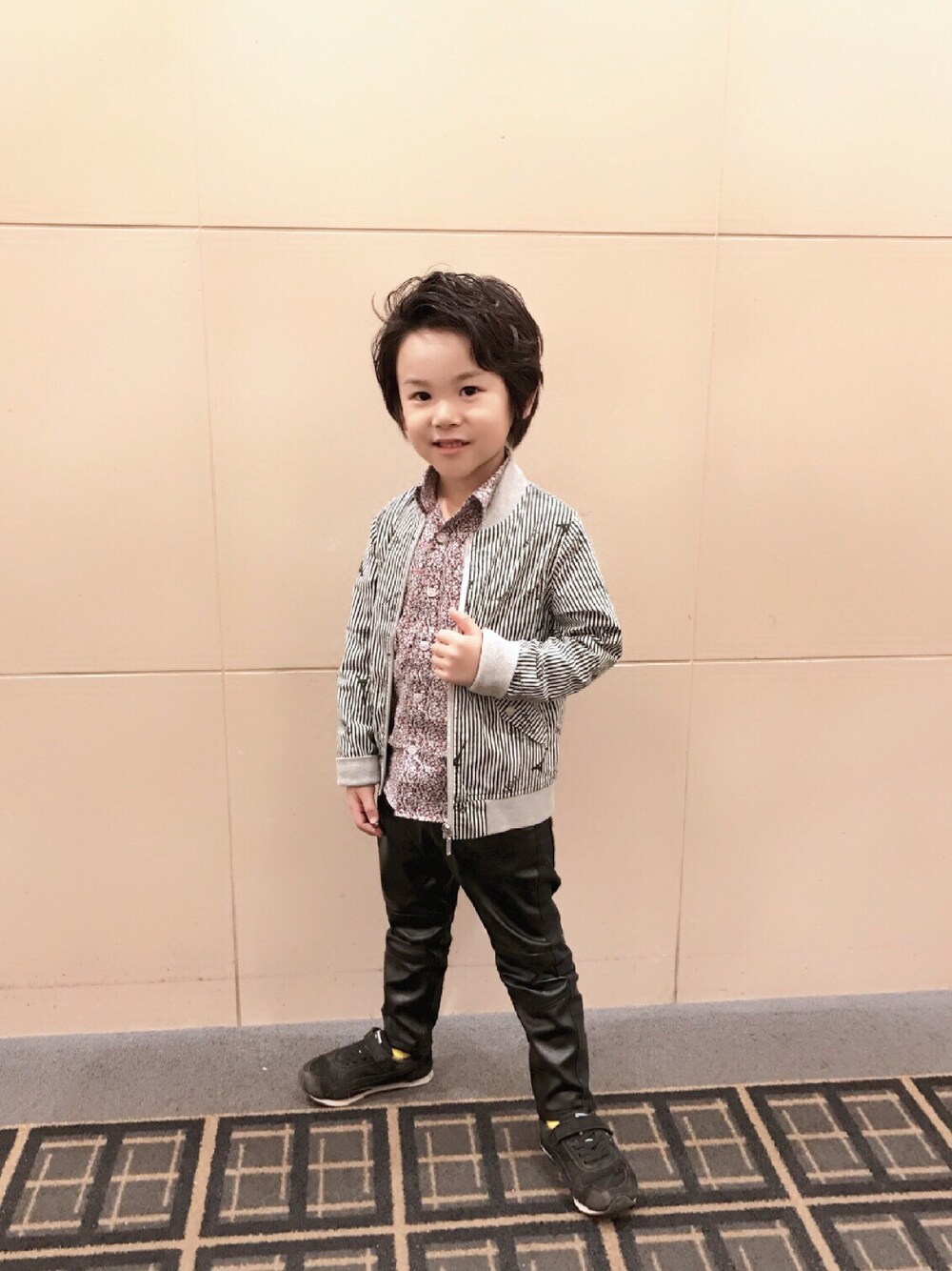 「BeBe、ノーカラージャケット、WASK、合皮パンツ」｜「BeBeのBeBe/コットンストライププリントジャケット（ノーカラージャケット、グリーン系）」を使った、巧さん（キッズ・110cm）の秋コーディネートの1枚目の写真