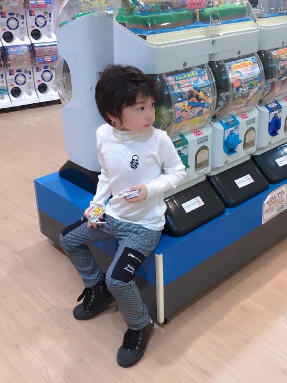 「キッズコーデ、ボーイズ、クール、ボーイズコーデ、RAD CUSTOM、RADCUSTOM、ラッドカスタム」｜「RAD CUSTOMのRAD CUSTOM/ストレッチ千鳥チェック配色ポケットパンツ（その他パンツ、ブラック系）」を使った、巧さん（キッズ・110cm）の春コーディネートの1枚目の写真