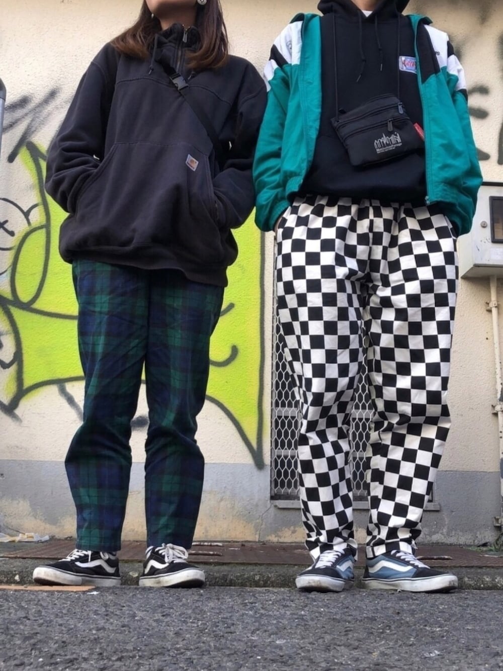 「やっぱりストリートが好き、チェックパンツ、シェフパンツ、カップル、リンクコーデ、古着、VANS、パーカー、ストリート」｜「VANSのVANS ヴァンズ	VN-0D3HNVY	OLD SKOOL	NAVY（スニーカー、ブルー系）」を使った、BEBE倶楽部さん（メンズ・177cm）の秋コーディネートの1枚目の写真