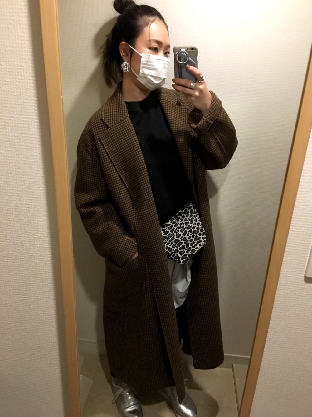 「コート、ロングシャツ、お団子ヘアー、マスク、シルバーシューズ、花粉症」｜「TODAYFULのオーバーチェックコート（チェスターコート、ブラウン系）」を使った、yukiさん（レディース・163cm）の冬コーディネートの1枚目の写真