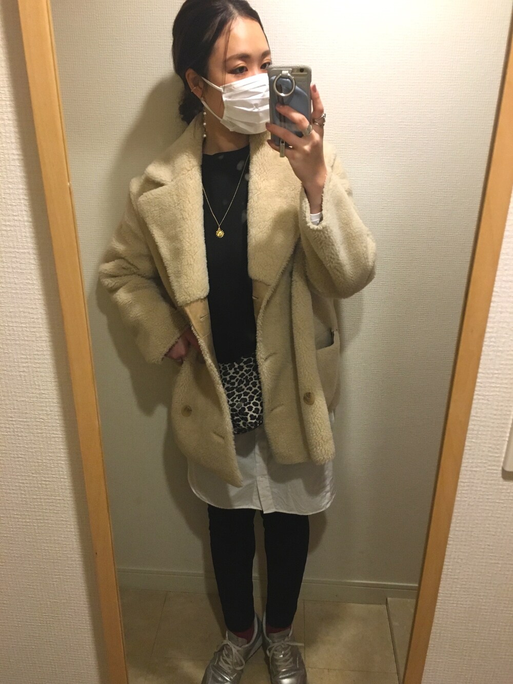 「ムートンコート、カジュアル、ブラックデニム、ロングシャツ」｜「ZARAのアイテム（シャツ/ブラウス、ホワイト系）」を使った、yukiさん（レディース・163cm）の冬コーディネートの1枚目の写真