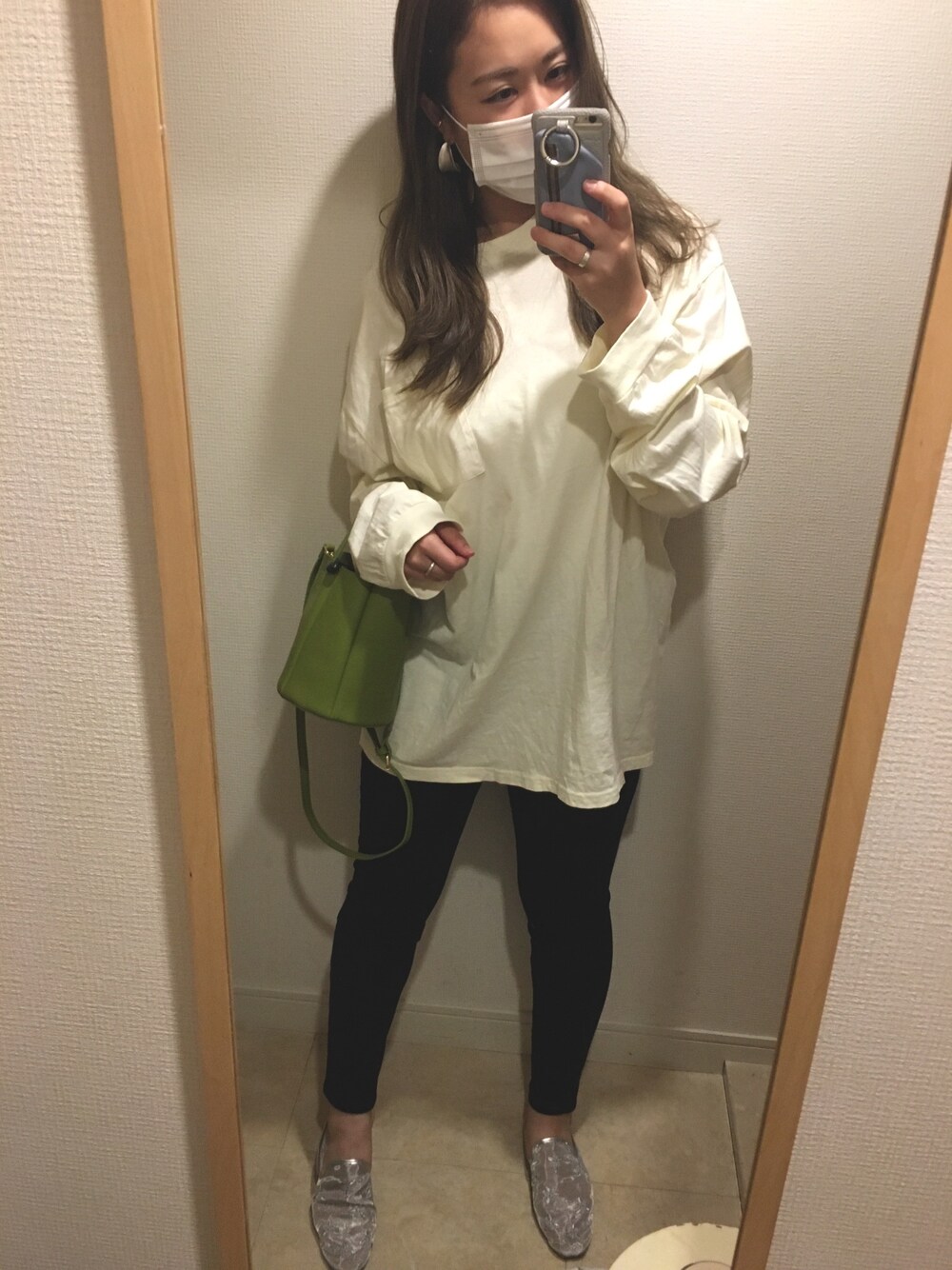 「カジュアルコーデ、大人コーデ、おしゃれさんと繋がりたい、オトナカジュアル、ラクチンコーデ、モノトーンコーデ」｜「TODAYFULのTODAYFUL(トゥデイフル) "Backprint Long T-Shirts"バックプリントロゴTシャツ／11920607（Tシャツ/カットソー、ホワイト系）」を使った、yukiさん（レディース・163cm）の夏コーディネートの1枚目の写真