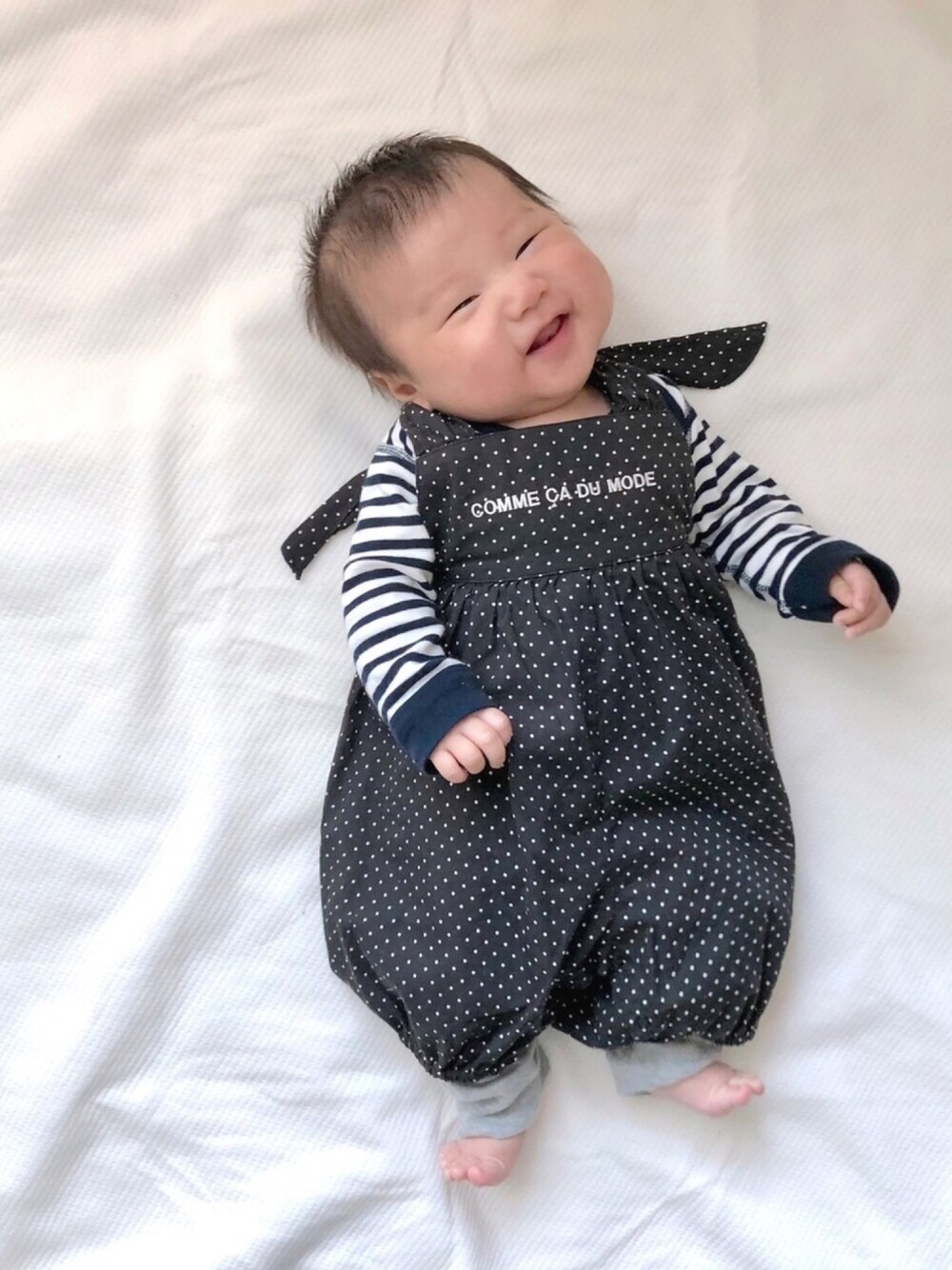 「シンプルコーデ、男の子、ドット、ベビーコーデ、赤ちゃん、０歳、赤ちゃんコーデ、男の子コーデ、サロペット、むすこーで」｜「babyGAPのアイテム（レッグウェア、グレー系）」を使った、utaさん（キッズ・60cm）の冬コーディネートの1枚目の写真
