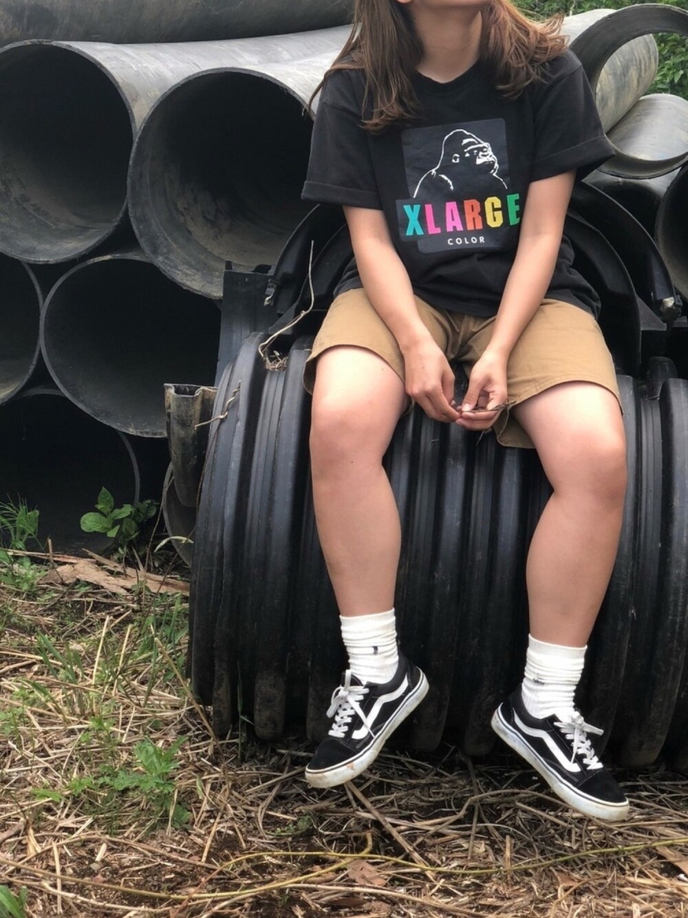 「メンズライク女子、バーベキュースタイル、BBQ、BBQスタイル、アウトドア女子、XLARGE、VANS、oldskool」｜「XLARGEのアイテム（Tシャツ/カットソー、ブラック系）」を使った、あさん（レディース・161cm）の秋コーディネートの1枚目の写真