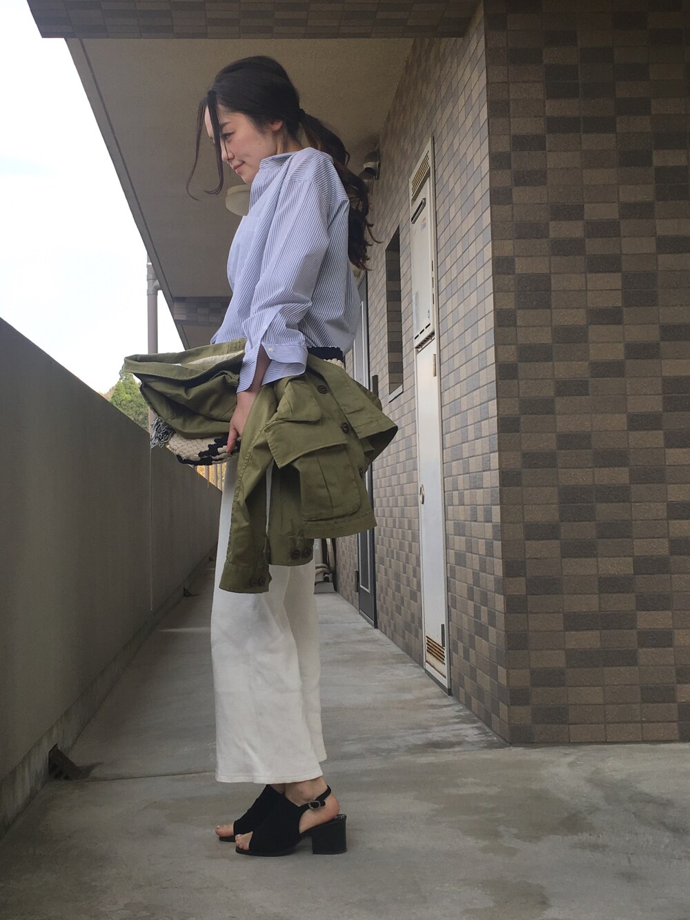 その他のトップス、グリーン系のミリタリージャケット、ブルー系のクラッチバッグを着用したレディースの春コーディネートの1枚目の写真