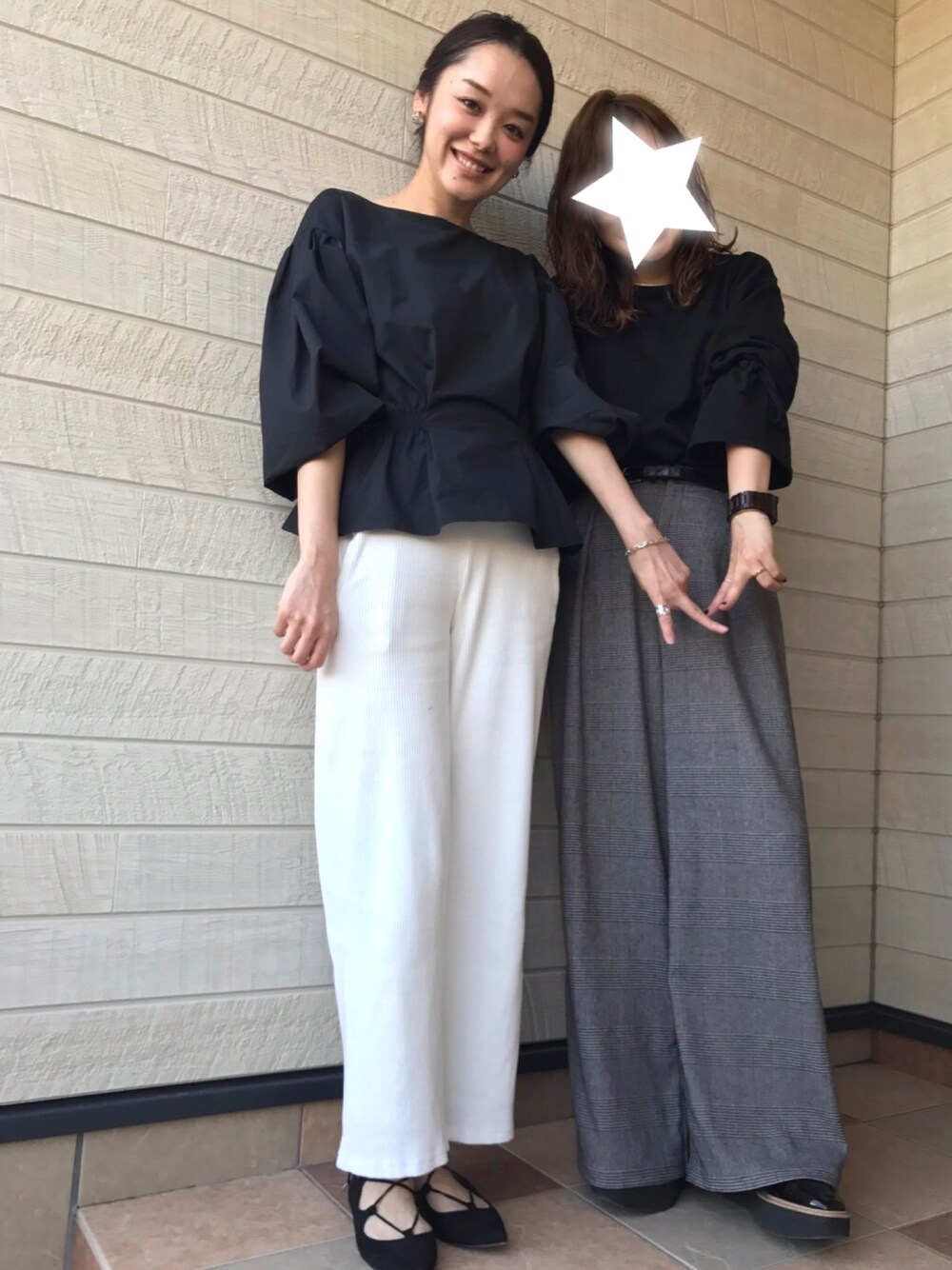 ブラック系のシャツ/ブラウス、ホワイト系のその他パンツ、ブラック系のパンプスを着用したレディースの秋コーディネートの1枚目の写真