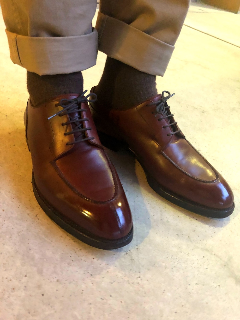 「マニッシュシューズ、マニッシュ、革靴、革靴×靴下、大人カジュアル」｜「Lloyd Footwearのアイテム（シューズ、ブラウン系）」を使った、黒猫文具店（愛妻家）さん（メンズ・179cm）の春コーディネートの1枚目の写真